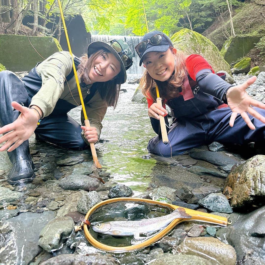渕上万莉 のインスタグラム：「休日は釣りに夢中‼️  今回は神奈川県の#丹澤ホーム で #てんから　に挑戦🎣 してきました⛰✨  絶景のマイナスイオンと 虫とヒルと水没と…。  最高な体験ができました🐯🌴✨  前回のアユ釣りでは にっしゃん1人水没でしたが 今回は…❓  初回OAは 今週末土曜日20:00〜21:00 BS釣りビジョン📺  見てねっ❤️  そして明日からまた休日ロケが始まります🌴☀️  次回はなんと 『湘南でサップfishing⛵️』 こちらも水没確実案件ですね😑🌊  『水着ありますか❓』 って聞かれたけど😑😑 ないわっ（笑）‼️🐖  機材だけ水没させんように気をつけます🎤😑✨  早朝、大阪から車で向かいます🚗☀️ 長い道中、おすすめのサービスエリア&おススメグルメ教えてー☺️🙏🏽🍔  めちゃくちゃ楽しみやなぁ😆😆⛵️🎣 何釣れるんやろなぁ😆🌴  天気がちょっと心配なところなんやけど 天候情報をしっかり確認しながら行ってきます😆🌊🎣  #休日は釣りに夢中  #釣りビジョン #てんから釣り  #渓流  #渓流釣り  #毛鉤 #毛鉤釣り  #毛鉤作り  #吉田毛鉤 #にっしゃん #フッチー」