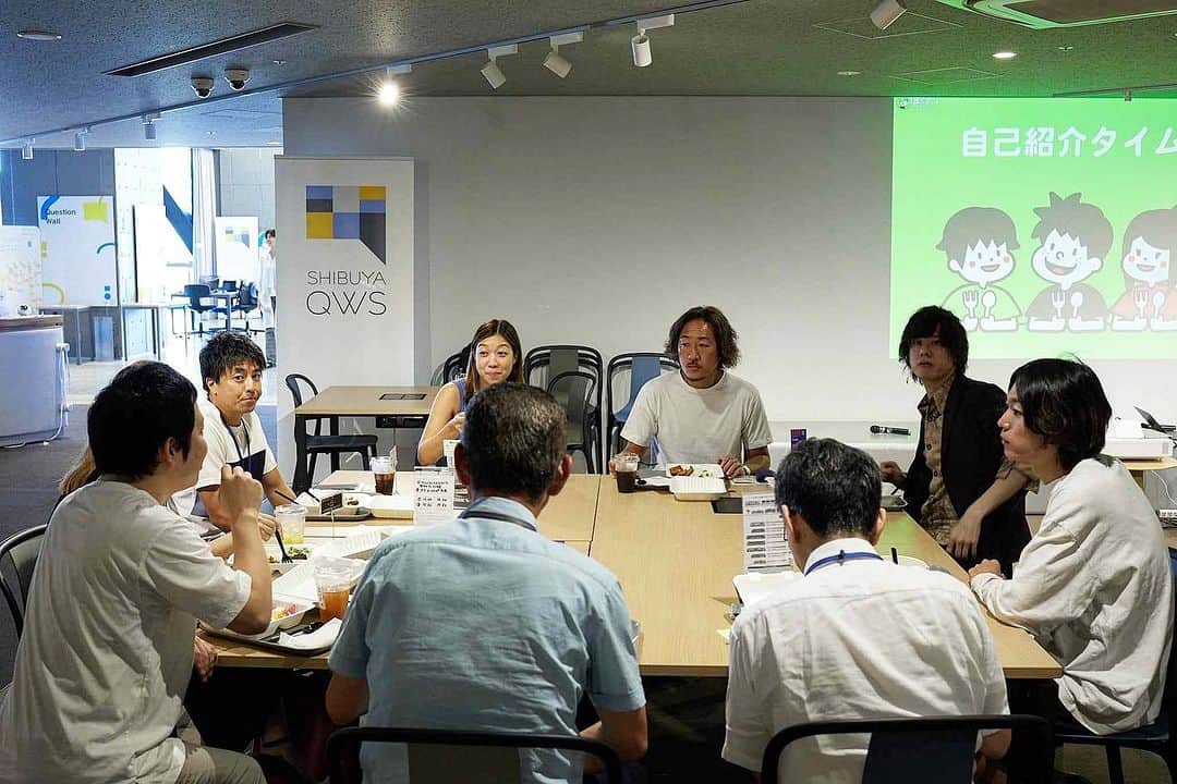 石川直宏さんのインスタグラム写真 - (石川直宏Instagram)「『ぼくデリランチ交流会』  ご縁から繋がった【SHIBUYA QWS】  ありふれた日常から立ち上がる雑多な問い。それらが一つの場所に集積したら、どうなるのだろう。そしてそれらが、多様な個性や領域を越えた深い知性と出会いスクランブルされたら、一体どんな化学変化が生まれるのだろう。  渋谷から世界へ問いかける、可能性の交差点。  問いの可能性「Question With Sensibility」の頭文字をとっての #SHIBUYAQWS  勇気をワクワクを持って越境し、日常と異なる場に身を置く事で繋がる新たな仲間や自分。  関係性の質・成長成熟曲線が変わるきっかけづくりをFC東京クラブコミュニケーターとしても個人としても様々な手段の中で取り組んでいる中で、この場の雰囲気や繋がり、ワクワクや新たな景色が見られるという期待。  親和性を感じています。  この場からどんな繋がりが生まれ、どんな価値が見出せるだろう？それこそがエネルギーでありモチベーション。  可能性は無限大。 そんなこれからが生まれる「今」をランチをしながら共有共感出来ました🍱🤝  #ぼくデリ #ぼくデリランチ交流会 #共有 #共感 #越境 #場づくり #繋がり #今を生きる #SeizeTheDay #fctokyoclubcommunicator  #FC東京クラブコミュニケーター #NaohiroIshikawa #石川直宏」7月11日 11時12分 - sgss.18
