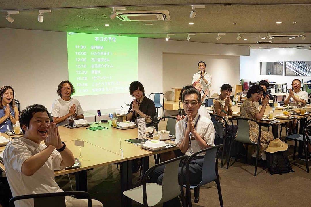 石川直宏さんのインスタグラム写真 - (石川直宏Instagram)「『ぼくデリランチ交流会』  ご縁から繋がった【SHIBUYA QWS】  ありふれた日常から立ち上がる雑多な問い。それらが一つの場所に集積したら、どうなるのだろう。そしてそれらが、多様な個性や領域を越えた深い知性と出会いスクランブルされたら、一体どんな化学変化が生まれるのだろう。  渋谷から世界へ問いかける、可能性の交差点。  問いの可能性「Question With Sensibility」の頭文字をとっての #SHIBUYAQWS  勇気をワクワクを持って越境し、日常と異なる場に身を置く事で繋がる新たな仲間や自分。  関係性の質・成長成熟曲線が変わるきっかけづくりをFC東京クラブコミュニケーターとしても個人としても様々な手段の中で取り組んでいる中で、この場の雰囲気や繋がり、ワクワクや新たな景色が見られるという期待。  親和性を感じています。  この場からどんな繋がりが生まれ、どんな価値が見出せるだろう？それこそがエネルギーでありモチベーション。  可能性は無限大。 そんなこれからが生まれる「今」をランチをしながら共有共感出来ました🍱🤝  #ぼくデリ #ぼくデリランチ交流会 #共有 #共感 #越境 #場づくり #繋がり #今を生きる #SeizeTheDay #fctokyoclubcommunicator  #FC東京クラブコミュニケーター #NaohiroIshikawa #石川直宏」7月11日 11時12分 - sgss.18