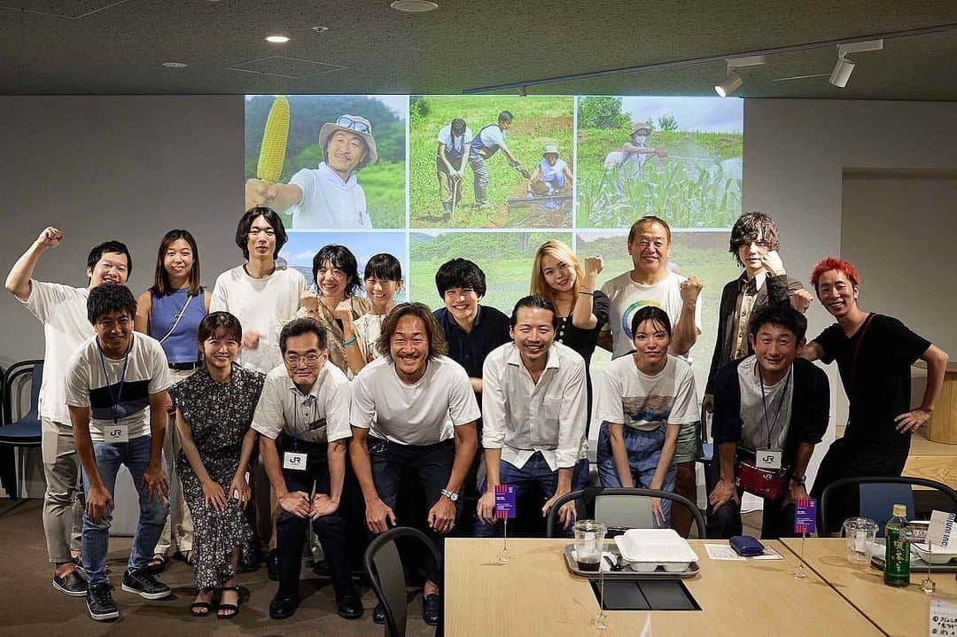 石川直宏さんのインスタグラム写真 - (石川直宏Instagram)「『ぼくデリランチ交流会』  ご縁から繋がった【SHIBUYA QWS】  ありふれた日常から立ち上がる雑多な問い。それらが一つの場所に集積したら、どうなるのだろう。そしてそれらが、多様な個性や領域を越えた深い知性と出会いスクランブルされたら、一体どんな化学変化が生まれるのだろう。  渋谷から世界へ問いかける、可能性の交差点。  問いの可能性「Question With Sensibility」の頭文字をとっての #SHIBUYAQWS  勇気をワクワクを持って越境し、日常と異なる場に身を置く事で繋がる新たな仲間や自分。  関係性の質・成長成熟曲線が変わるきっかけづくりをFC東京クラブコミュニケーターとしても個人としても様々な手段の中で取り組んでいる中で、この場の雰囲気や繋がり、ワクワクや新たな景色が見られるという期待。  親和性を感じています。  この場からどんな繋がりが生まれ、どんな価値が見出せるだろう？それこそがエネルギーでありモチベーション。  可能性は無限大。 そんなこれからが生まれる「今」をランチをしながら共有共感出来ました🍱🤝  #ぼくデリ #ぼくデリランチ交流会 #共有 #共感 #越境 #場づくり #繋がり #今を生きる #SeizeTheDay #fctokyoclubcommunicator  #FC東京クラブコミュニケーター #NaohiroIshikawa #石川直宏」7月11日 11時12分 - sgss.18