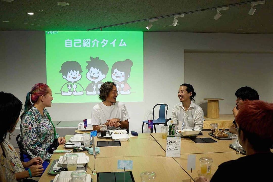 石川直宏さんのインスタグラム写真 - (石川直宏Instagram)「『ぼくデリランチ交流会』  ご縁から繋がった【SHIBUYA QWS】  ありふれた日常から立ち上がる雑多な問い。それらが一つの場所に集積したら、どうなるのだろう。そしてそれらが、多様な個性や領域を越えた深い知性と出会いスクランブルされたら、一体どんな化学変化が生まれるのだろう。  渋谷から世界へ問いかける、可能性の交差点。  問いの可能性「Question With Sensibility」の頭文字をとっての #SHIBUYAQWS  勇気をワクワクを持って越境し、日常と異なる場に身を置く事で繋がる新たな仲間や自分。  関係性の質・成長成熟曲線が変わるきっかけづくりをFC東京クラブコミュニケーターとしても個人としても様々な手段の中で取り組んでいる中で、この場の雰囲気や繋がり、ワクワクや新たな景色が見られるという期待。  親和性を感じています。  この場からどんな繋がりが生まれ、どんな価値が見出せるだろう？それこそがエネルギーでありモチベーション。  可能性は無限大。 そんなこれからが生まれる「今」をランチをしながら共有共感出来ました🍱🤝  #ぼくデリ #ぼくデリランチ交流会 #共有 #共感 #越境 #場づくり #繋がり #今を生きる #SeizeTheDay #fctokyoclubcommunicator  #FC東京クラブコミュニケーター #NaohiroIshikawa #石川直宏」7月11日 11時12分 - sgss.18