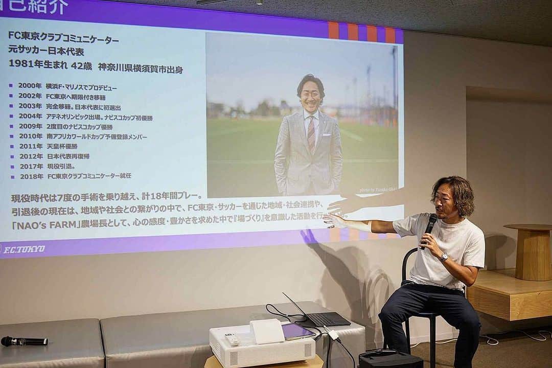 石川直宏さんのインスタグラム写真 - (石川直宏Instagram)「『ぼくデリランチ交流会』  ご縁から繋がった【SHIBUYA QWS】  ありふれた日常から立ち上がる雑多な問い。それらが一つの場所に集積したら、どうなるのだろう。そしてそれらが、多様な個性や領域を越えた深い知性と出会いスクランブルされたら、一体どんな化学変化が生まれるのだろう。  渋谷から世界へ問いかける、可能性の交差点。  問いの可能性「Question With Sensibility」の頭文字をとっての #SHIBUYAQWS  勇気をワクワクを持って越境し、日常と異なる場に身を置く事で繋がる新たな仲間や自分。  関係性の質・成長成熟曲線が変わるきっかけづくりをFC東京クラブコミュニケーターとしても個人としても様々な手段の中で取り組んでいる中で、この場の雰囲気や繋がり、ワクワクや新たな景色が見られるという期待。  親和性を感じています。  この場からどんな繋がりが生まれ、どんな価値が見出せるだろう？それこそがエネルギーでありモチベーション。  可能性は無限大。 そんなこれからが生まれる「今」をランチをしながら共有共感出来ました🍱🤝  #ぼくデリ #ぼくデリランチ交流会 #共有 #共感 #越境 #場づくり #繋がり #今を生きる #SeizeTheDay #fctokyoclubcommunicator  #FC東京クラブコミュニケーター #NaohiroIshikawa #石川直宏」7月11日 11時12分 - sgss.18