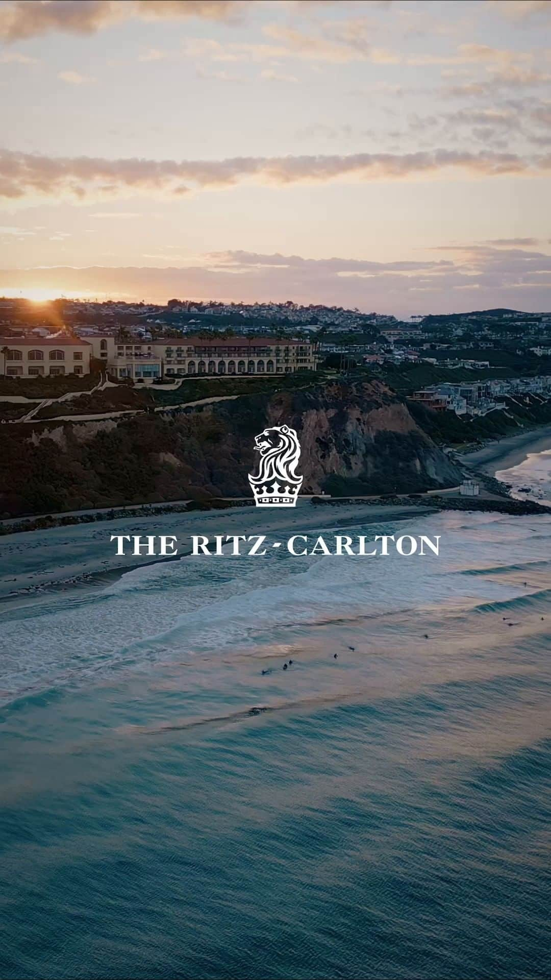 リッツ・カールトンのインスタグラム：「Keeping the Pacific in the picture  From dawn to dusk, @ritzcarltonlagunaniguel frames the world with coastal adventure and ocean panoramas.」