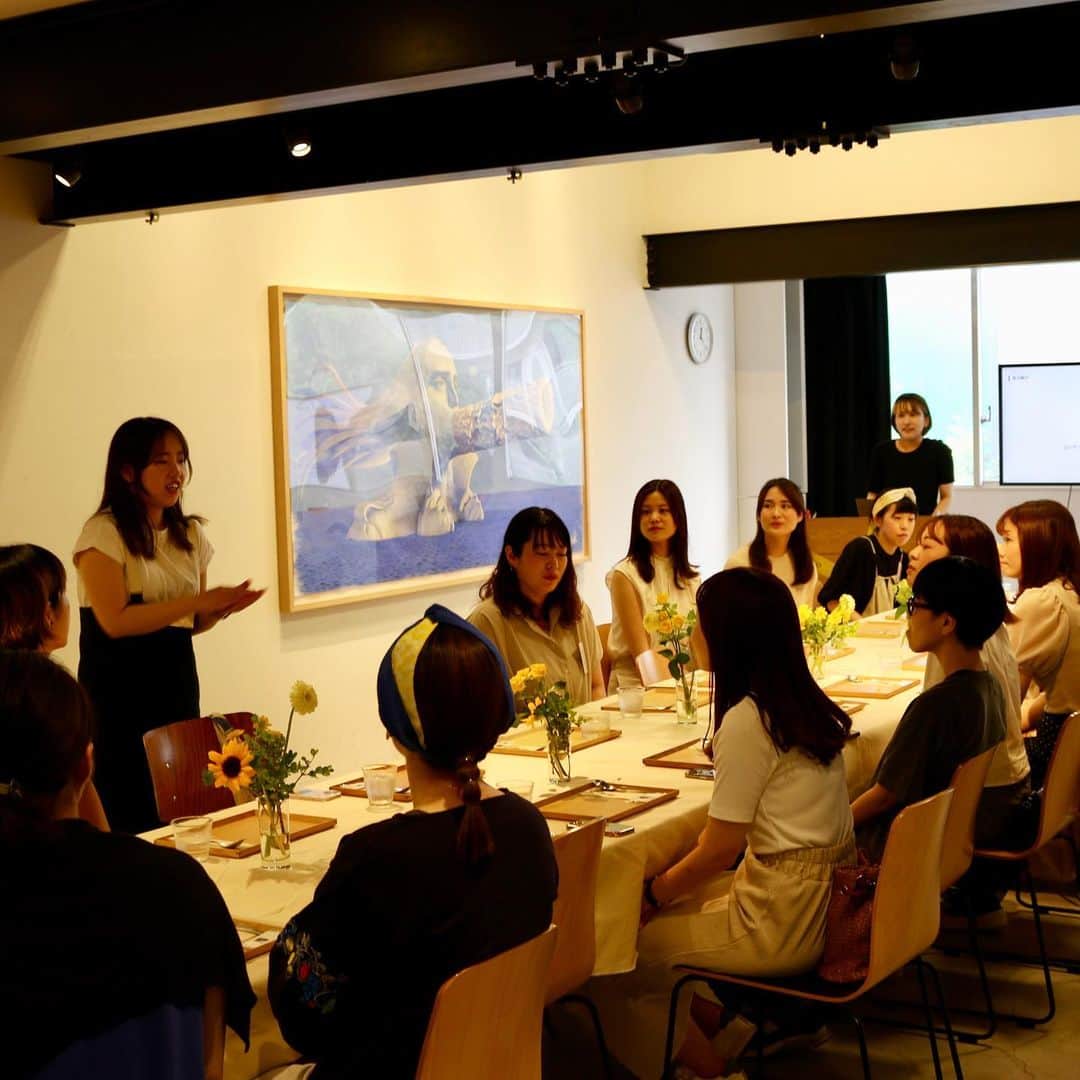 スープストックトーキョー 公式さんのインスタグラム写真 - (スープストックトーキョー 公式Instagram)「スープストックトーキョーでは卒業した社員・パートナーで希望する方にはバーチャル社員証を発行し、卒業後も繋がりつづける「バーチャル社員制度」があります。  先週末には、7/21-22で開催する「Curry Stock Tokyo」の先行試食会にバーチャル社員の皆さんをご招待しました。なかなか顔を合わせる機会がないなか、久々の再会に笑顔が溢れました。🌻  スープストックトーキョーでは単なる雇用関係を超えた、価値観を共有するコミュニティとして、新たな企業の在り方を今後も模索し続けます。  #スープストックトーキョー#soupstocktokyo#バーチャル社員制度#currystocktokyo#カレーストックトーキョー」7月11日 11時19分 - soupstocktokyo
