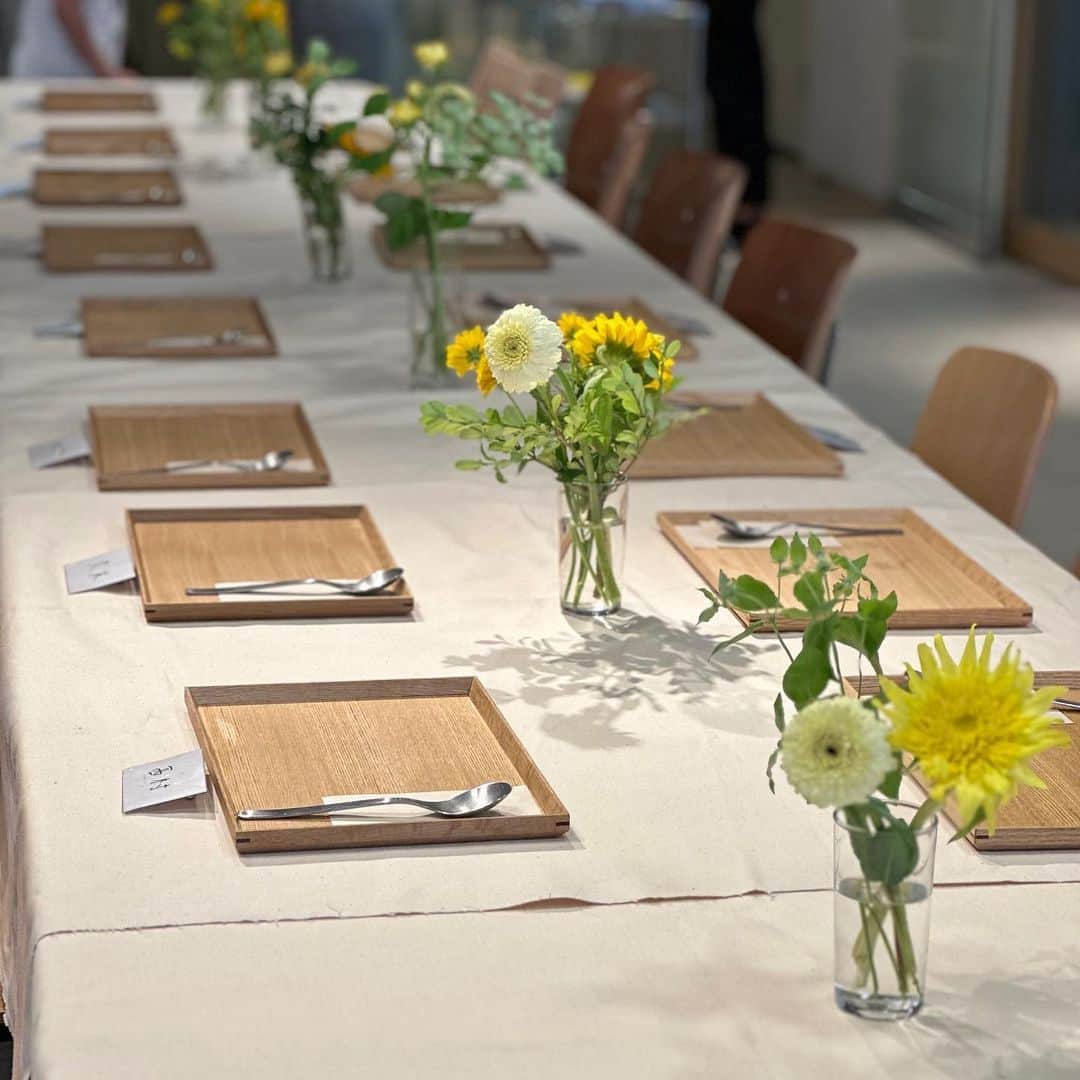 スープストックトーキョー 公式さんのインスタグラム写真 - (スープストックトーキョー 公式Instagram)「スープストックトーキョーでは卒業した社員・パートナーで希望する方にはバーチャル社員証を発行し、卒業後も繋がりつづける「バーチャル社員制度」があります。  先週末には、7/21-22で開催する「Curry Stock Tokyo」の先行試食会にバーチャル社員の皆さんをご招待しました。なかなか顔を合わせる機会がないなか、久々の再会に笑顔が溢れました。🌻  スープストックトーキョーでは単なる雇用関係を超えた、価値観を共有するコミュニティとして、新たな企業の在り方を今後も模索し続けます。  #スープストックトーキョー#soupstocktokyo#バーチャル社員制度#currystocktokyo#カレーストックトーキョー」7月11日 11時19分 - soupstocktokyo