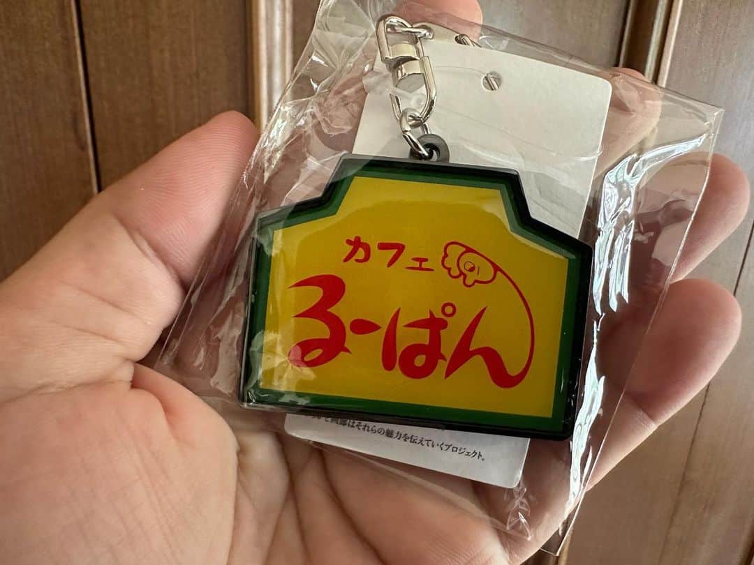 小石田純一さんのインスタグラム写真 - (小石田純一Instagram)「新宿そっくり館キサラでMC。新宿駅で「まちかど画廊POP UP SHOP」やってたので思わず買っちゃいました。るーぱんとワンカップオーゼキのやつ。ぎょうざの満州のうちわももらいました。良い感じ。  #まちかど画廊  #新宿 #るーぱん #ワンカップオーゼキ  #ぎょうざの満州  #popupshop  #そっくり館キサラ #小石田純一 #お笑い芸人 #ものまね芸人」7月11日 11時19分 - koishida.trendy