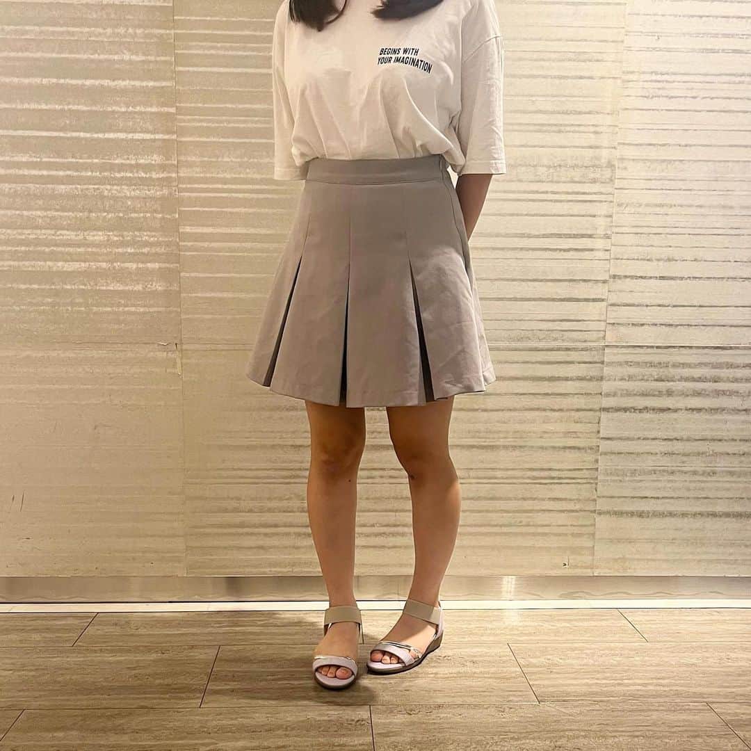 のインスタグラム：「人気のメタルラインサンダルがプライスダウン🐬✨  柔らかなクッション性で長時間歩行も安心🌞  着回しがきくシンプルなデザイン💓  たくさん歩くお出掛けにぴったりなアイテムです🏖  color:black、labender、silver、pinkgold size:S〜LL price:¥7,150→¥5,720(in tax)  #LazySwan#レイジースワン#レイジースワン蒲田  #tokyuplaza #東急プラザ #東急プラザ蒲田  #tokyodisneyland #東京 #kamata #蒲田 #靴屋 #靴 #shoes #サンダル #sandal #スカート#きれいめカジュアル #夏コーデ  #今日のコーデ  #お洒落さんと繋がりたい #足元倶楽部 #instagram #instagood #instafashion #ootd #ootdfashion #룩북 # #오늘뭐입지 #신발k」
