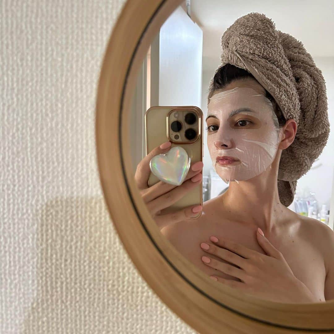 マギーのインスタグラム：「私の変わらないルーティン🧖‍♀️🤍  ゴルフあとのお風呂でも、 脱衣所で人目気にせずパックしています笑  飛行機の中もね！  毎日の小さな積み重ね🌕」