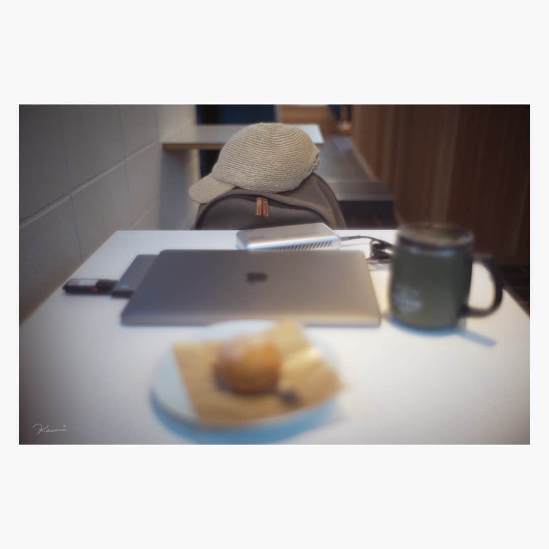 花澄のインスタグラム：「今日から 正面席にはリュックがお供。 いつも半分こにしていた レモンケーキが 1コになったことに お気づきだろうか…🙄 （でも小さいし米粉だし） （むしろごはんだよね！） （頼まないという選択肢はないの？）  Leica M10-P summilux 35mm f1.4 2nd  #leica#leicam10p#summilux#summilux35#summilux35mm2nd#oldlens#オールドレンズ#tokyo#japan#oldlens_tokyo#花澄#kazumiphotography」