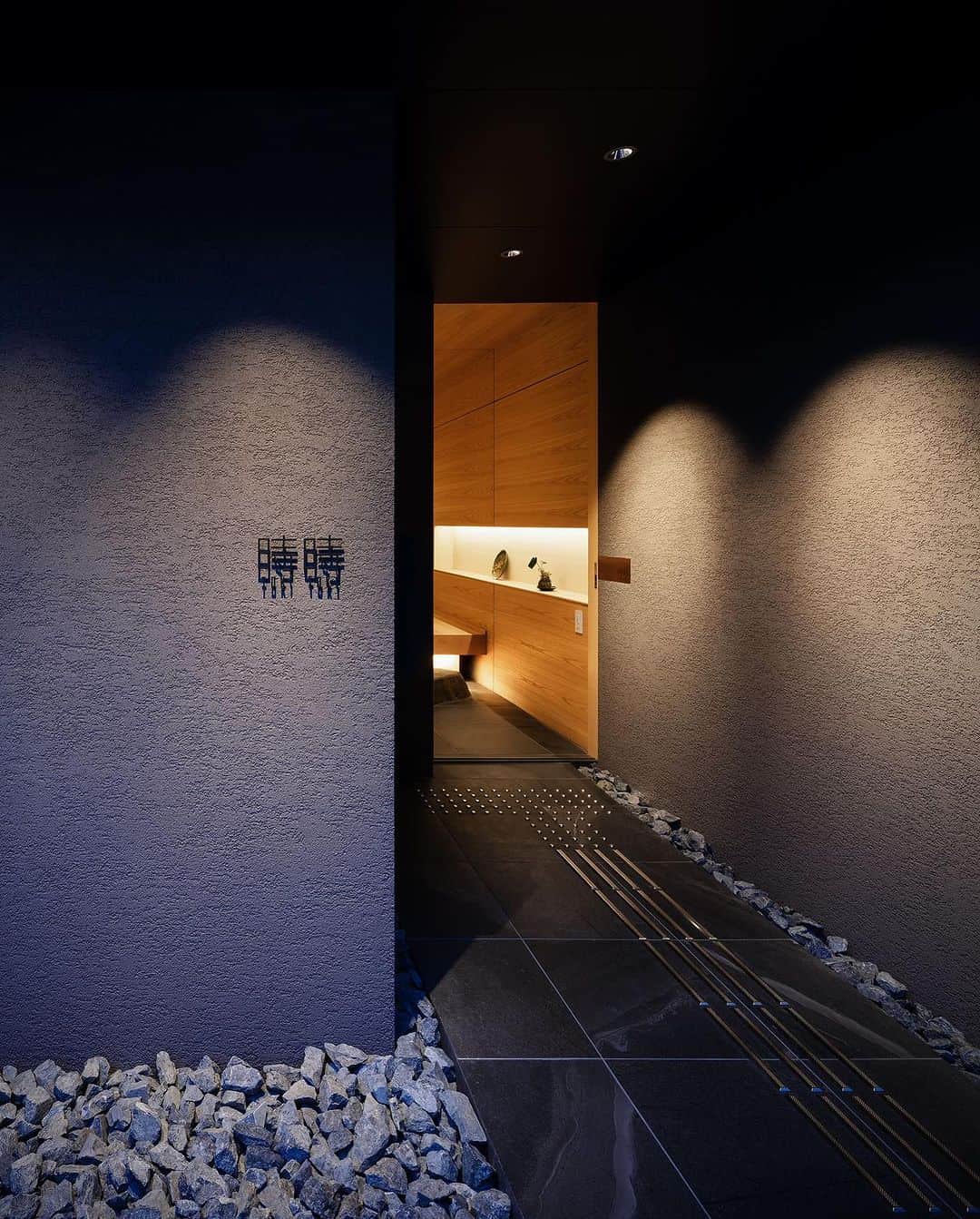 ミサオケンチクラボのインスタグラム：「ゲストハウス『時時』エントランス ・ 京都市内、清水五条のゲストハウスです。 もともと鉄骨３階建ての事務所ビルだった建物を、ゲストハウスにリノベーションしたもので、コンペを経て私たちに設計をご依頼いただきました。 京都の街を散策して帰ってきた時にほっと一息がつけるような宿でありたいと思って設計しました。 肩ひじ張らずに過ごすことができるよう、様々な場所を作っています。 １階に『リビングルーム』、２階に『ベッドルーム』と『シャワールーム』、３階に『バスルーム』と『湯上がりの間』を設けています。 ・ 写真：福澤昭嘉 ・ #シンプル #モダン #住宅 #注文住宅 #デザイン #ミニマル #家 #建築 #建築家 #建築家住宅 #設計事務所 #architect #architecture #design #ゲストハウス #ホテル #旅館 #宿泊 #リビング #リビングルーム #畳 #インテリア #大テーブル #ガラス張り浴室 #店舗 #暮らしを楽しむ」