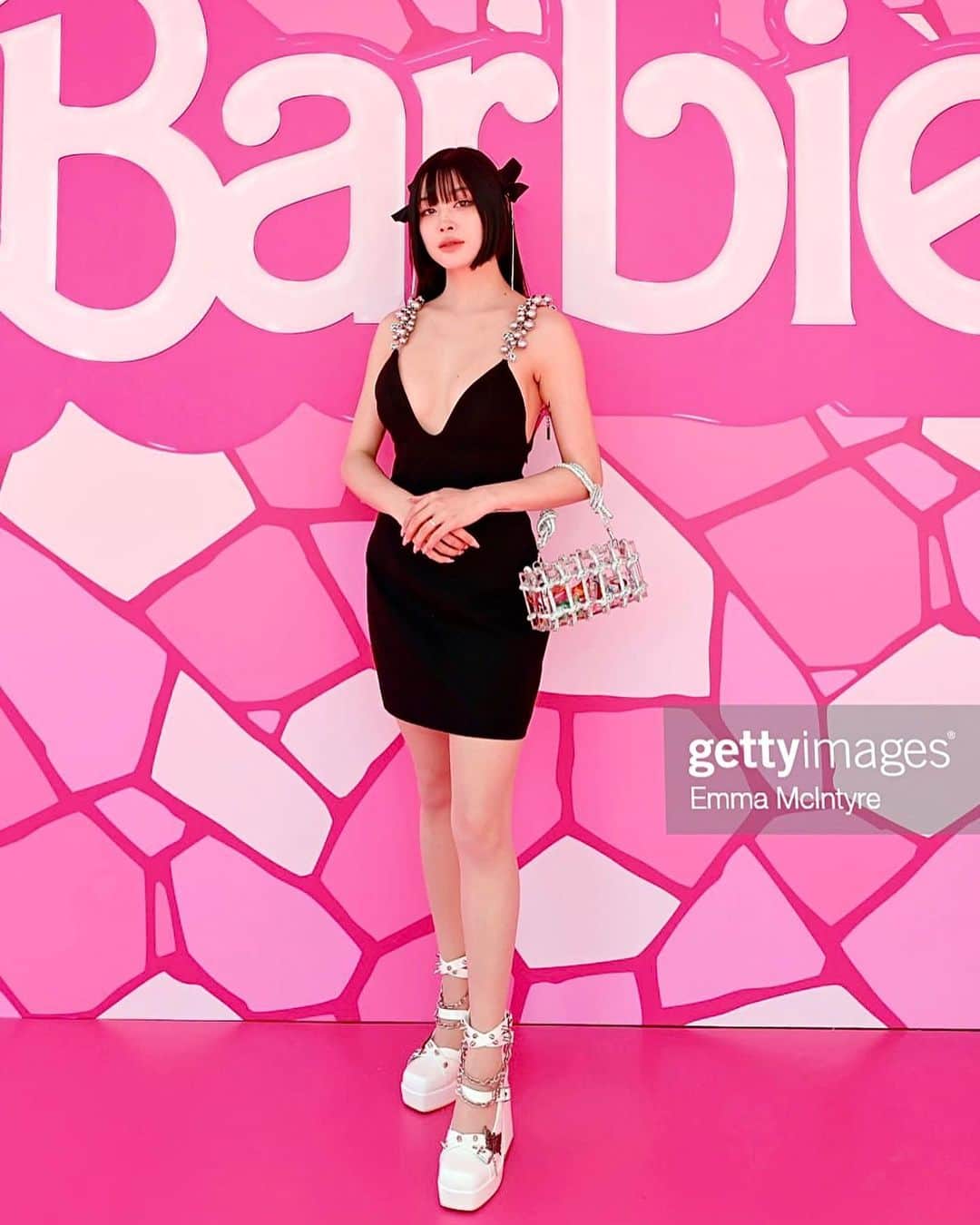Emily Meiさんのインスタグラム写真 - (Emily MeiInstagram)「Can @barbie girls wear all black? 🫣 Had so much fun at the @barbiethemovie premiere last night, the cast & crew looked amazing ! ~ Thank you for inviting me to the pink carpet hehe 💕 #barbie」7月11日 11時49分 - emily.ghoul