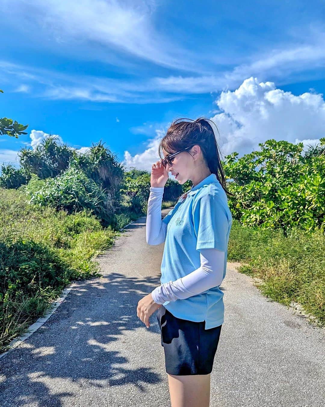 石井里奈さんのインスタグラム写真 - (石井里奈Instagram)「最近ほんとに本格的な夏の暑さですね！☀️ . そんな時に海でもゴルフでも一枚でもアンダーレイヤーとしても活躍する @freezetech_official のクーリング高機能ライトコンプレッションレイヤー！ . 接触冷感の生地に《氷撃冷感プリント》を施されていて、汗や水分に反応すると持続的に冷たさを感じられるの！すごくない？？🩷 . しかも風を受けることにより冷感をさらに強く感じられて消臭機能まで！服を脱ぐのではなく着ることで暑さ対策できちゃうよ🩷 . ゴルフウェアならインナーとして使って一緒に日焼け対策と冷感機能で快適にゴルフできちゃうよね！ . 今日から @amazonprime dayセールでお得に買えるそうなのでぜひ！ . #freezetech #フリーズテック #氷撃 #ヒートレスキュー #supported #熱中症対策 #冷感 #ゴルフウェア #海 #夏休み #uvケア #ゴルフコーデ #インナー #プライムデー #primeday」7月11日 12時01分 - ri7tin1025