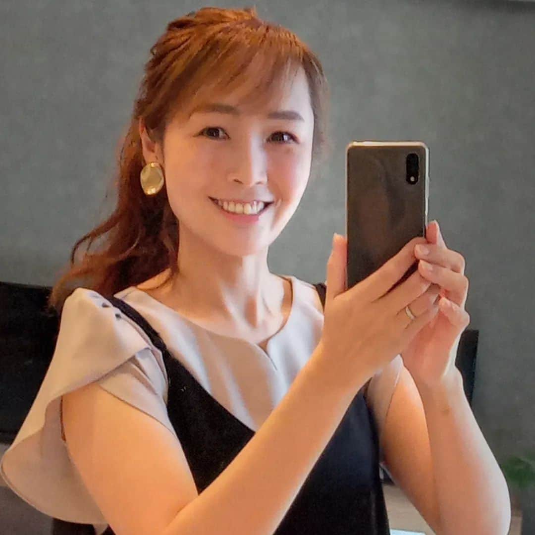 貞平麻衣子のインスタグラム：「朝からヘアカラー✂ お仕事に合わせていつもカラーしてます。 2週間に1回くらいかな♪  きょうもこのあと2時から #nhkfm #クラシックカフェ 今週は『思いをこめて』という素敵な特集です。 ぜひ🥰  トップスはお気に入りの#dholic  このシリーズ、色違いですごい枚数持ってますw 涼しいし洗いやすいし大好き」