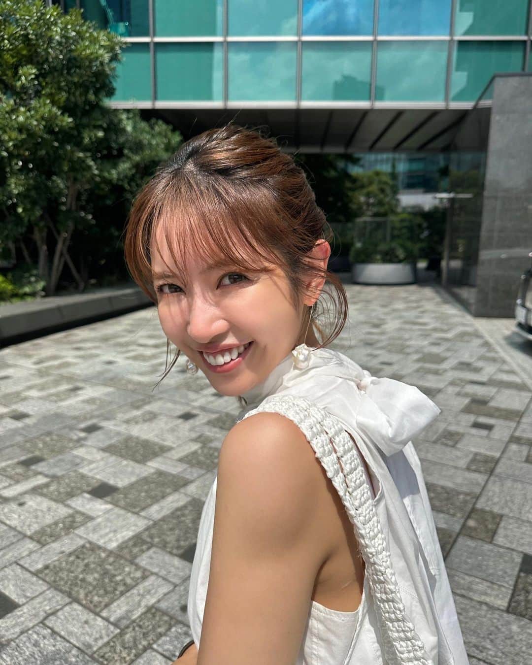 舟山久美子（くみっきー）のインスタグラム：「みんなにお知らせ❣️  まつ毛美容液のイメージキャラクターに就任しました！🫡🤍  オンライン診療でまつ毛を伸ばす医療用医薬品が自宅に届くサービスで 病院に行く手間もなくオンラインで完結するんです👀✨  お医者さんの処方なので安心で効果が期待できそうです🫡  #オーロラクリニック#SOKUYAKUオンラインクリニック #まつ毛美容液#まつ育#オンライン診療 #美容医療#美容皮膚科#美容クリニック」