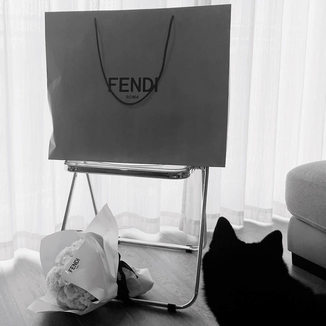 古畑星夏さんのインスタグラム写真 - (古畑星夏Instagram)「⠀ @fendi   Nice birthday present❤️  27歳も大好きなミニバックと色んな所旅したい✈️  可愛いが詰まりすぎた一品💕  Thanks🫶  #fendi#ootd#fashion#bag#today#happybirthday#gift#fendijapan」7月11日 11時59分 - starandsummer