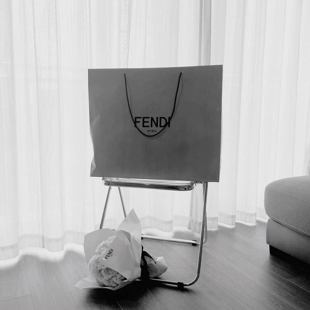 古畑星夏さんのインスタグラム写真 - (古畑星夏Instagram)「⠀ @fendi   Nice birthday present❤️  27歳も大好きなミニバックと色んな所旅したい✈️  可愛いが詰まりすぎた一品💕  Thanks🫶  #fendi#ootd#fashion#bag#today#happybirthday#gift#fendijapan」7月11日 11時59分 - starandsummer