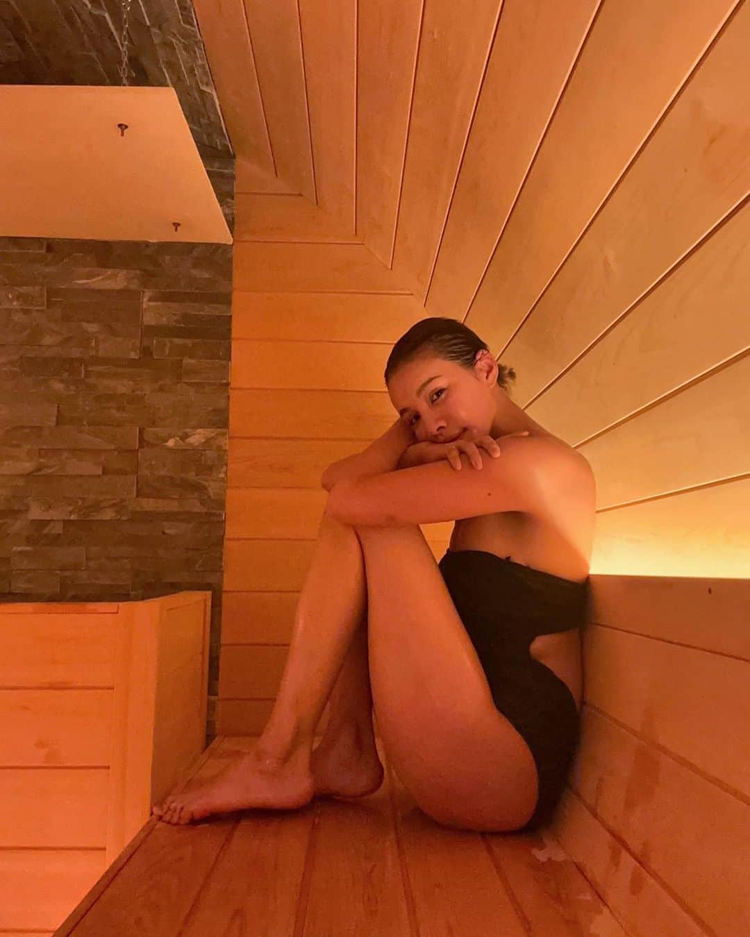 難波サキさんのインスタグラム写真 - (難波サキInstagram)「@taru.sauna.labo 🧖‍♀️  お気に入りでまた行ってきた🥰 @sakihamada と💕  アロマロウリュウの香りに癒され… ストーンの音に癒され… お好みで高温湿度高めにできるから好き‼︎ 水風呂もキンキンで気持ち良すぎ‼︎  途中いきなり… 熱波士のはまだでーすって タオルでバタバタやりだして爆笑🤣 な、一コマ載せてますw  最近サウナ熱上がりすぎて… 色んなところ行ってるんだけど そろそろサブスクサウナでも入ろうかなw  週3は行きたいw🤣🤣🤣  #サウナー#サ活#サ活女子#サウナ女子#整う#タルサウナラボ  #サウナ#アラフォー美容#サウナ好き#サキサウナー🧖‍♀️#sauna #プライベートサウナ#ロウリュウ#ロウリュウ#ロウリュウサウナ #アロマロウリュウ」7月11日 12時02分 - sakinanba