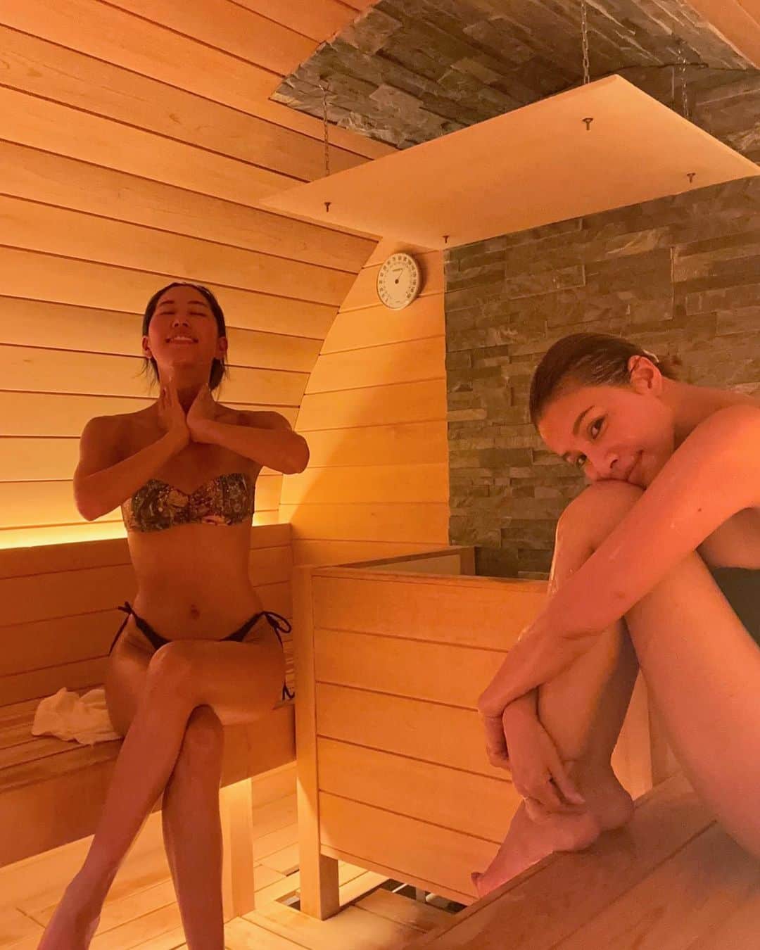 難波サキさんのインスタグラム写真 - (難波サキInstagram)「@taru.sauna.labo 🧖‍♀️  お気に入りでまた行ってきた🥰 @sakihamada と💕  アロマロウリュウの香りに癒され… ストーンの音に癒され… お好みで高温湿度高めにできるから好き‼︎ 水風呂もキンキンで気持ち良すぎ‼︎  途中いきなり… 熱波士のはまだでーすって タオルでバタバタやりだして爆笑🤣 な、一コマ載せてますw  最近サウナ熱上がりすぎて… 色んなところ行ってるんだけど そろそろサブスクサウナでも入ろうかなw  週3は行きたいw🤣🤣🤣  #サウナー#サ活#サ活女子#サウナ女子#整う#タルサウナラボ  #サウナ#アラフォー美容#サウナ好き#サキサウナー🧖‍♀️#sauna #プライベートサウナ#ロウリュウ#ロウリュウ#ロウリュウサウナ #アロマロウリュウ」7月11日 12時02分 - sakinanba