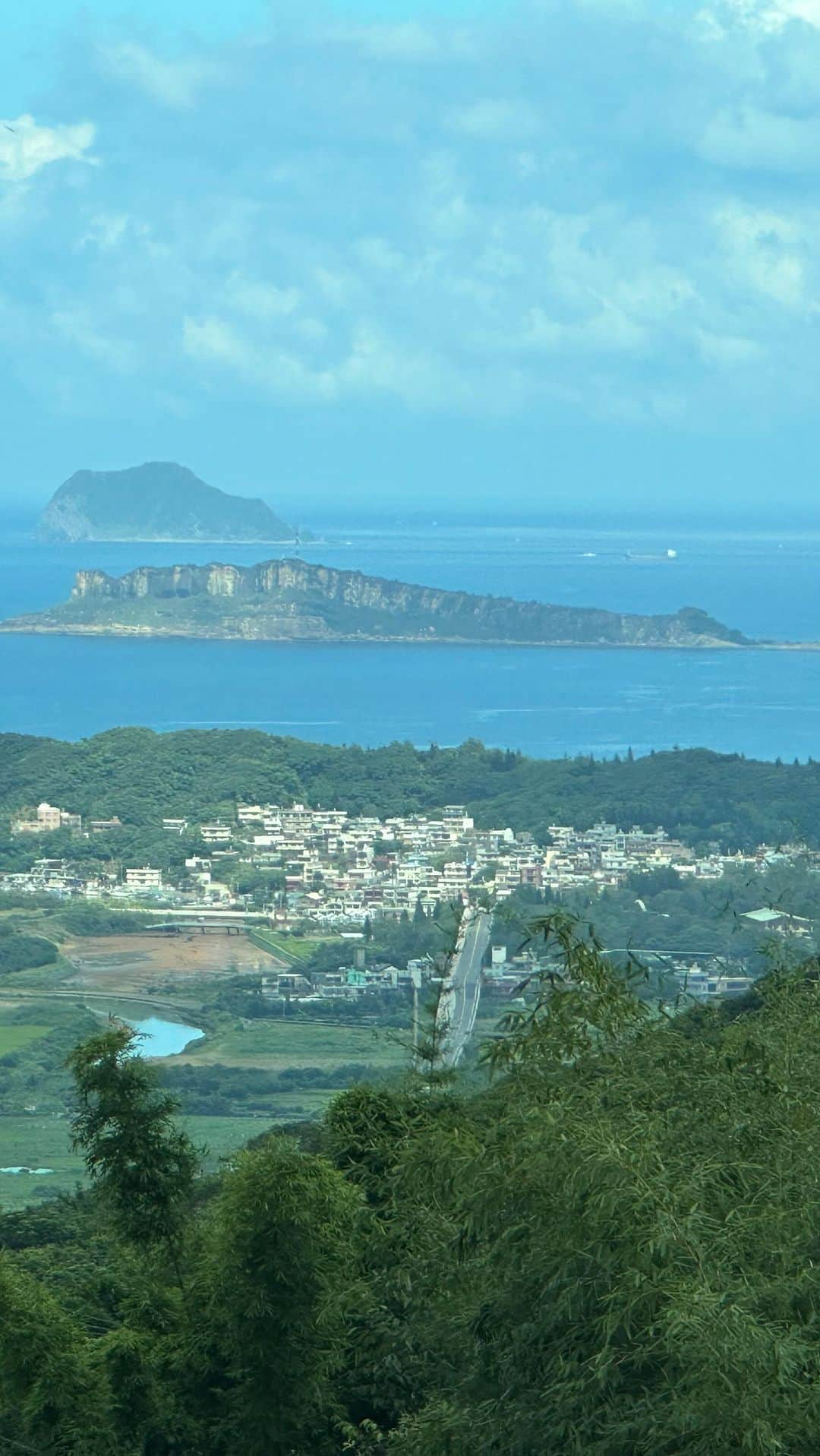 Miaのインスタグラム：「北海岸親子景點  三芝 淺水灣 留夏 金山 鹿羽松  #海景 #北海岸 #親子景點 #咖啡廳 #海邊景點 #山上 #牧場 #鹿羽松牧場 #淺水灣 #留夏」