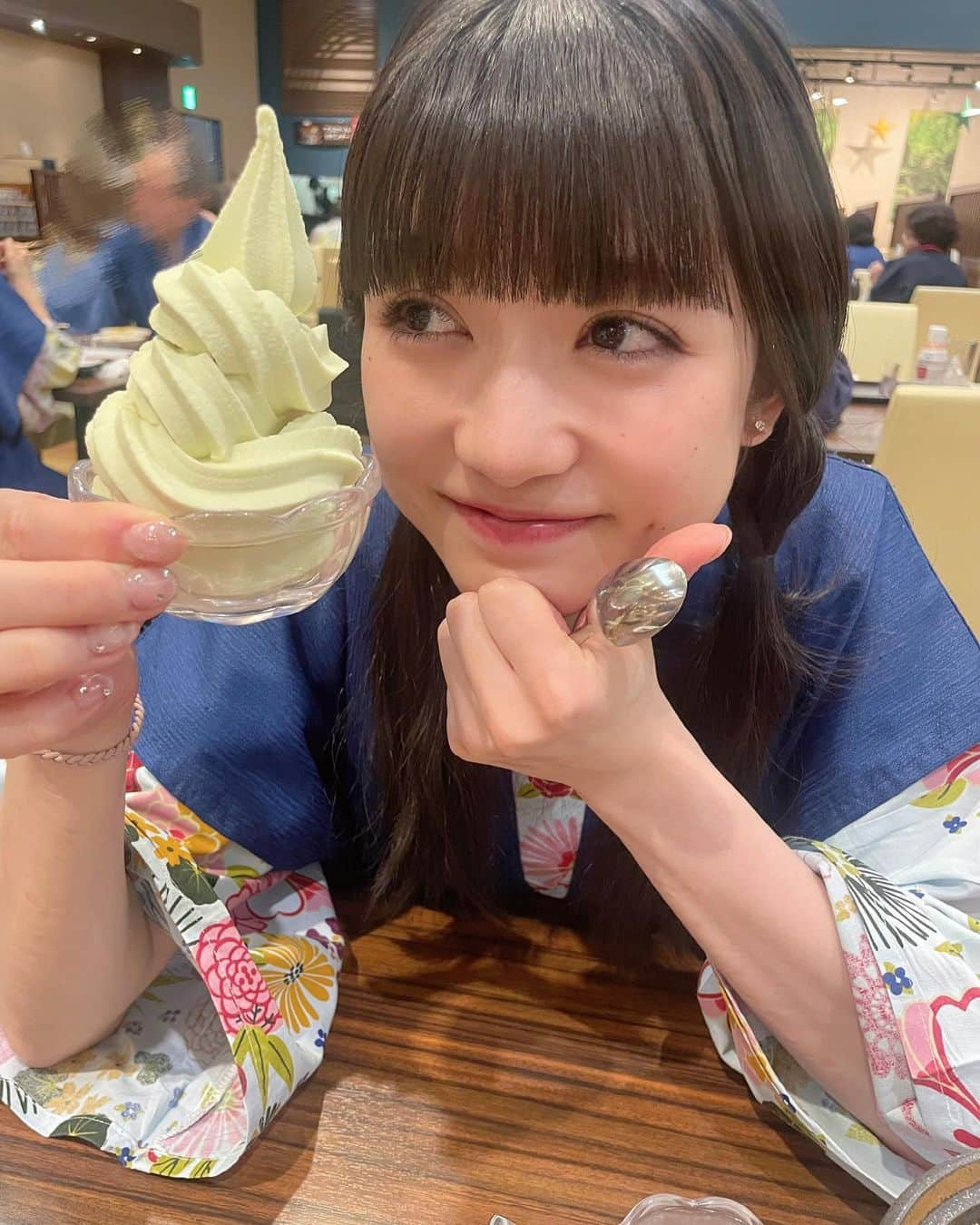 新井ひとみさんのインスタグラム写真 - (新井ひとみInstagram)「あっ、食いしん坊なのがバレた..😂  キレイに並べてたつもりだけど、唐揚げ見つけちゃって.... そんなこと言っても、、、 唐揚げはマストだもん🤭  牛タンに・牛タンカレー・ずんだプリン・ずんだソフト・ずんだ餅・ほや・カキフライ・仙台麩の料理・海鮮料理も〜‼︎  たーくさんあって🤭 頬張っちゃったっ♪ だって食べ放題だもん♪  #女子流　#東京女子流　#新井ひとみ　#女子旅　#おばあちゃん　#おばあちゃんと孫　#98 #98년생 #98年組と繋がりたい #宮城　#宮城県　#松島　#松島観光 #松島海岸 #ホテル壮観　#ホテルビュッフェ #ホテルディナー #ホテルバイキング #ホテルモーニング　#宮城県出身　#宮城観光 #宮城グルメ #宮城旅行 #宮城ドライブ」7月11日 12時04分 - hitomi_tokyogirlsstyle