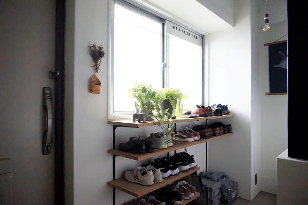 ムクリ［mukuri］さんのインスタグラム写真 - (ムクリ［mukuri］Instagram)「限られた空間の中で叶えた玄関土間と効率的な生活動線  コンクリートの土間にオープンな靴収納。   窓もついた玄関スペースは明るく開放的で  いがりこさんが目指した「光と風が通る家」  というコンセプトが しっくりくる空間になっています。   マンションだからこその奥行きを生かした 直線で繋がれた動線は 「暮らしを整える」という観点でもメリットが。  オープンだからこそ 常に新しい空気が流れ、ものも動く。   「見える」ことで  片付けのモチベーションアップになったり  適正な量を保つための指針になったり。  結果としていつも風通しの良い収納が実現しました。   「自分たちに合うインテリア」を模索し続け 今の暮らしの改善点を見つけながら進化していく おうちの様子をぜひご覧くださいね♪   ▶︎ご紹介した読みもの 「生活動線」と検索するとご覧いただけます  –––––––––––––––––– ムクリ公式アカウントでは くらしの中にある"好き"や"コダワリ"を毎日お届け。  インテリア、整理収納から家づくりなど 日常で参考になる情報から サラッと読める短編コラムまで ご紹介していますのでフォローしてぜひご覧ください。 ▶︎ @mukuri_official ・  「 #ムクリ 」のタグもいつも楽しく拝見しています☺️  オリジナルブランドは @daily_mukuri  くらしの中にあったらいいいな、 そんな商品を企画・制作、集めています。 ––––––––––––––––––  #玄関#玄関収納#土間#土間のある暮らし#リノベーション #マンションリノベーション #リノベ #renovatio #中古マンション #リフォーム#無印良品#北欧インテリア#シンプルインテリア#ナチュラルインテリア #マンションインテリア#マイホーム#家づくり#暮らしを楽しむ #マンション暮らし #賃貸暮らし#シンプルな暮らし #くらしの編集 #ムクリ」7月11日 12時05分 - mukuri_official