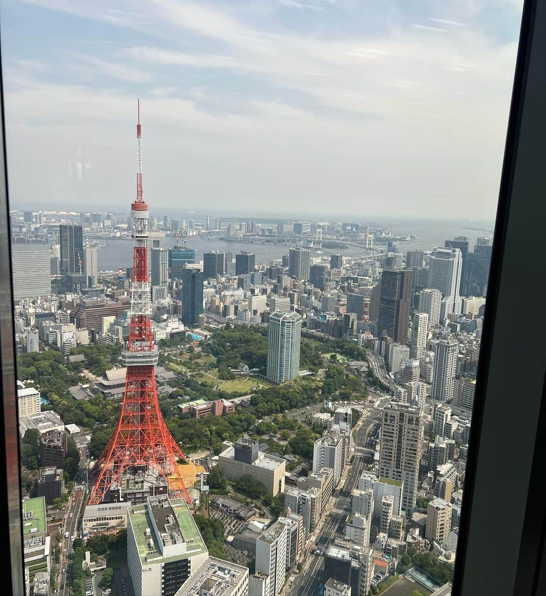 新藤加菜さんのインスタグラム写真 - (新藤加菜Instagram)「麻布台ヒルズの竣工記念式典に、港区議会議員としてお招きいただきました。  港区の新しいランドマークとなる建物の記念式典に来賓として参加できたこと、大変誇りに、また嬉しく思います。  街もまた温故知新。 新しくアップデートしていかなければ時代の変化についていけなくなってしまいます。  この構造は私が生まれるより前、35年以上前に始まり、長きにわたり地元の方と話し合いを重ね、ようやく完成に至ったそうです。  森ビルさんの、地権者を置いてけぼりにせず、一体となってイベントに参加していくなど、話し合いを進めていく姿勢は、区議会議員としても学ぶべきものがあると思います。  美しく、大好きな港区が、より洗練された街になっていきますね🗼✨  この度はおめでとうございます❣️  #港区議会議員 #港区 #新藤加菜 #港区議選 #港区議会議員 #選挙 #政治家 #女性政治家 #港区女子 #動物愛護 #女性政治家 #保守政治家  #港区議会議員選挙 #麻布台ヒルズ #麻布台ヒルズ森jpタワー #森ビル #麻布台 #まちづくり」7月11日 12時05分 - kanachailatte