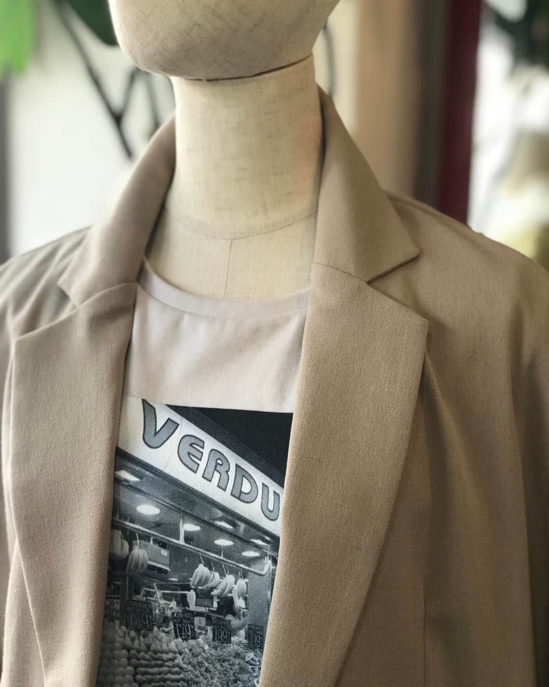 M2companyのインスタグラム：「フォトプリントの ベーシックなＴシャツ。  落ち着いたトーンの 大人のＴシャツを リネンのカラーパンツに合わせて…  サイズ　／  フリー  カラー　／  オフホワイト グレージュ ダークベージュ イエロー ブルー ブラック  【BASE】 https://pareatsu.base.ec  #pareatsu #パレアッツ #m2company #エムツーカンパニー #2023S S #Tシャツコーデ #Tシャツ #おしゃれさんと繋がりたい  #ciao_varano」