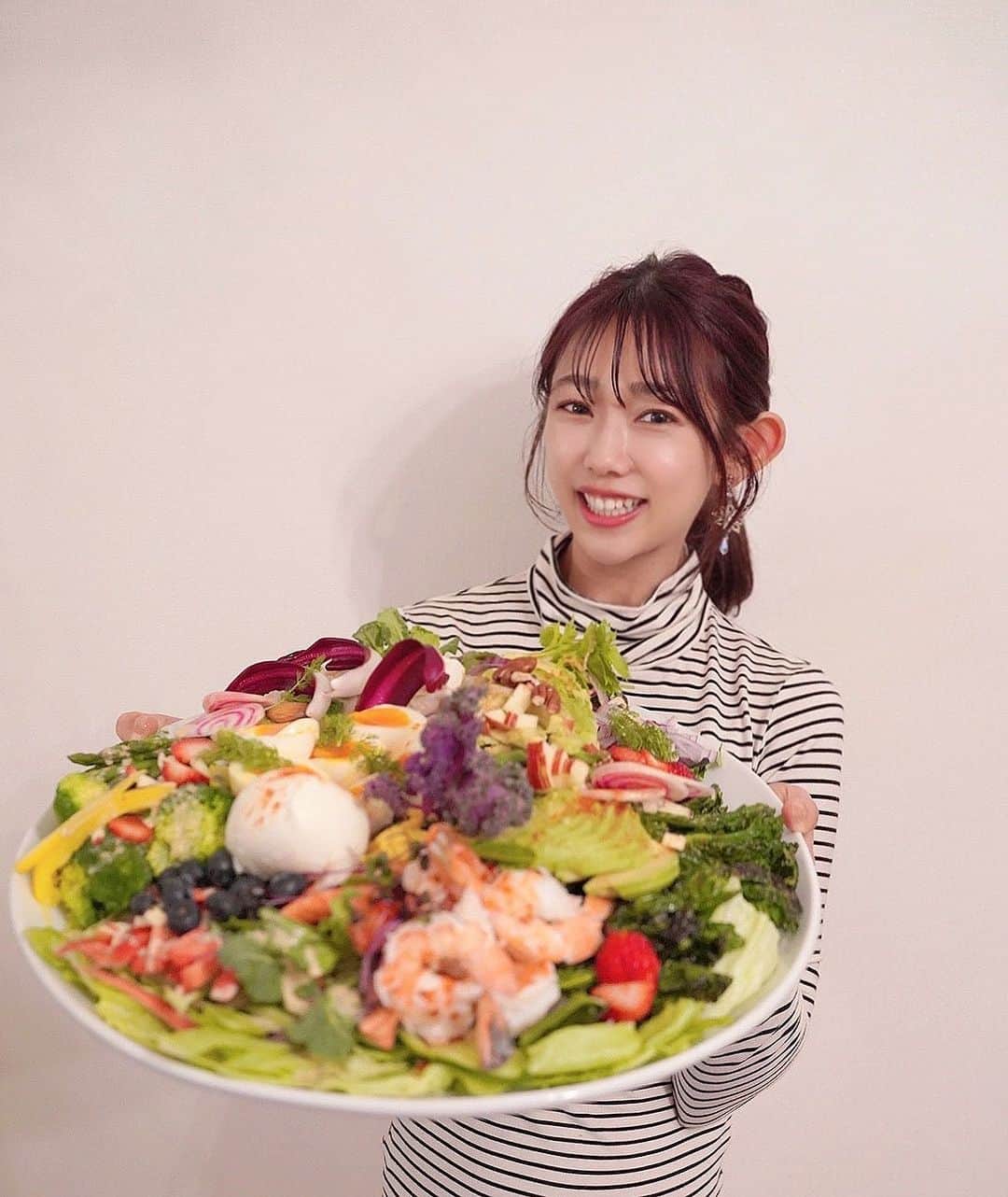 堀江聖夏のインスタグラム：「⌇おっっっきな！サラダ🥗♡ ⁡ ⁡ ________________________________  #サラダ #野菜 #オーガニック #夏野菜」