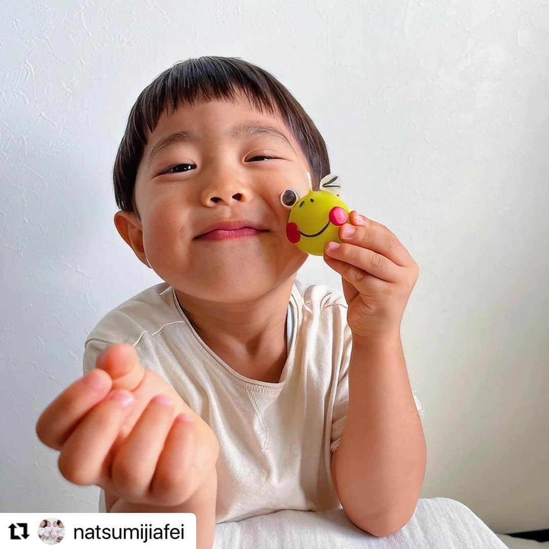 たのでんのインスタグラム：「#Repost @natsumijiafei with @use.repost ・・・ . @tanotsuku さん 手作りキャンドル　かえる🐸🤍  はるひが持ってるのははるひが 作ったキャンドルのかえるだよ〜🤭  細長いパーツなどはママも手伝いながら 3歳でも楽しく作れたよ❤️ こども園でも粘土遊びが大好きなはるひの 食い付きは凄かったのなんの😂🔥  パーツのキャンドルも体温で柔らかくなるし 押し付けてぺったんってくっ付けるだけ だから本当に楽しく簡単に出来ちゃう！ 梅雨☔️でおうち時間もあるだろうし 子どもとの工作にオススメ🌟  他にもペンギンやキャンドル以外の工作もあるから 作るの大好きっ子がいるママさんは @tanotsuku さん是非Checkしてね🍒  @tanotsuku #たのつく #キッズクラフト #Kidscraft #工作 #ワークショップ #子供と暮らす #工作教室 #pr  #おうち時間 #おうち時間を楽しむ #梅雨 ##おうち遊び #おうち工作 #子どもと #子どもと工作 #子どもと遊ぶ #キャンドル #キャンドル作り #手作り #手作りキャンドル  #男の子 #男の子ママ #3歳 #3歳男の子 #年少 #年少さん」