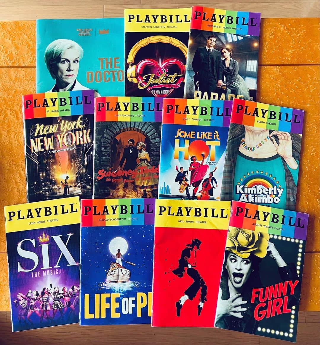 大澄賢也のインスタグラム：「4年ぶり2019年以来の今回の NYの旅で 11本のBroadway ミュージカル、芝居を観劇👍  pandemicが終わり 全体的に明るく元気に楽しめる作品が多かった様に思う  キャスティングが、 社会の風潮でもある人種や性別を超え、ボーダーレス、ジェンダーレスな傾向が強くなっているとも思いました。  今までとは違いAsia人も積極的にキャスティングしようという流れで、Broadway に立つ日本人のアーティストも増えてきたし、日本にも才能溢れるミュージカル俳優がいますから、チャレンジして欲しいなと切に願っています。 勿論、 英語が喋れる事は絶対条件ですが、、、。  作品の色あい、内容も本当に様々で幅が広く、色々な人種の役者がいるからキャスティングの幅も当たり前のように広い  普通に歌い踊り芝居をする役者が沢山さんいて、特に歌唱力が半端ないと、 あらためて感じました。  色々とインプットできたし これからの自分の表現、考え方、生き方に活かして行こうと✨✨✨  New York  always gives me a lot of excitement and energy.  Thank you for everything🙏  I am looking forward to going to New York again‼️」