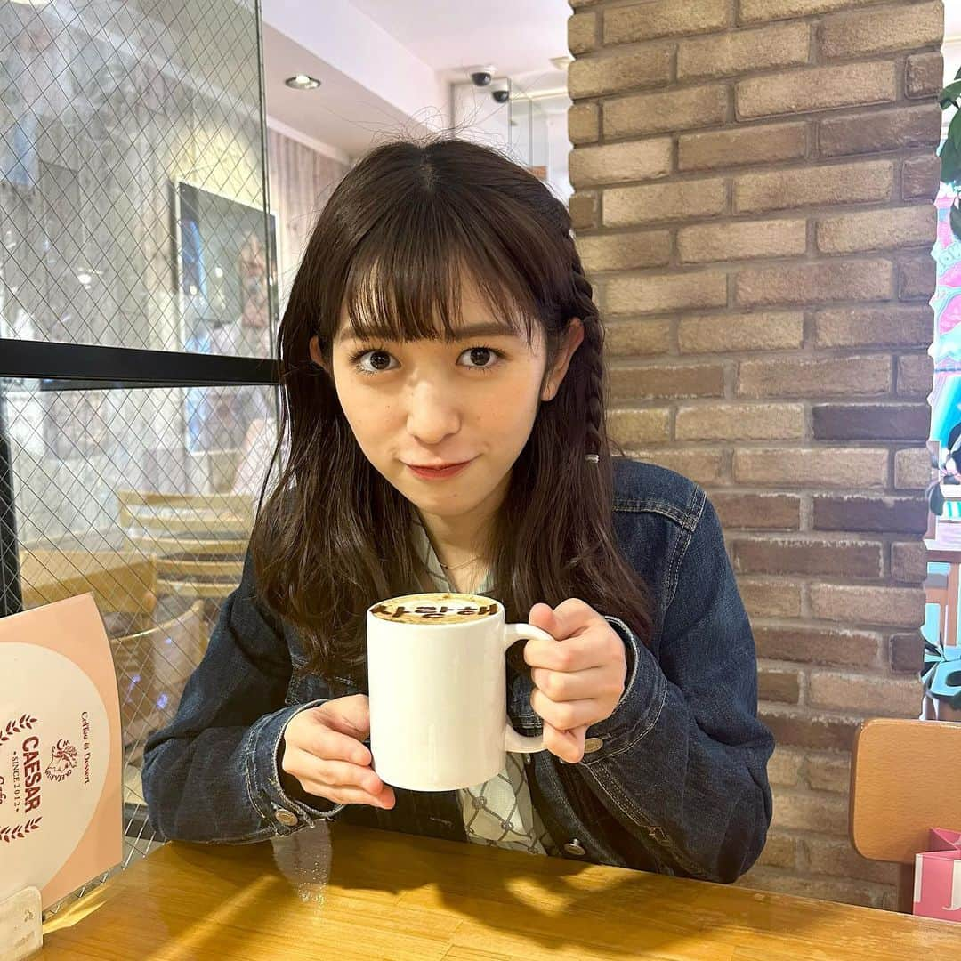 小泉遥香のインスタグラム：「￤𝓬𝓪𝓯𝓮...☕️  そういえばこないだ久しぶりに野菜炒めを1人で作ったんだけど、  鶏ガラスープと間違えて和風だし入れそうになって  パパに「それ和風だし」じゃない？って突っ込まれて慌ててウェイパー(味覇)を入れました笑  やっぱ料理は向いてないのかな…🫠🫠  写真は韓国語で「大好き！」って描いてあるラテアート☕️  #ラテアート #コーヒー #ラテ #ヘーゼルナッツラテ #カフェ  #cafe #coffee  #料理 #野菜炒め #和風だし  www」