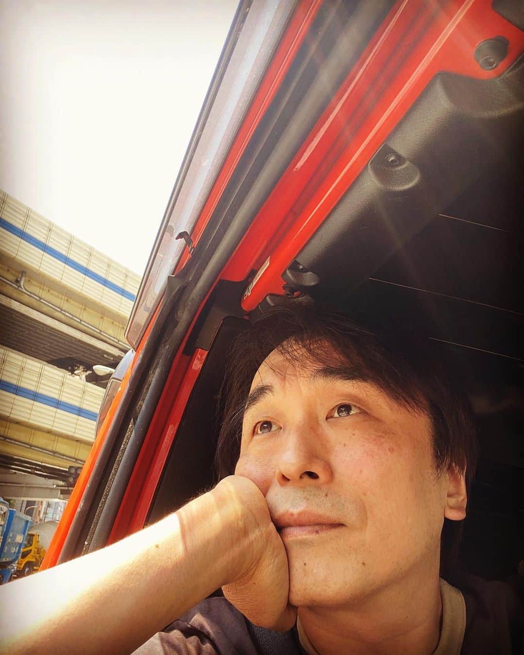 関智一さんのインスタグラム写真 - (関智一Instagram)「今日は久々にモリモリ頑張る日！ 日差しが気持ち良い🎵 軽やかに出発〜  #日差し #ドライブ #jeepwrangler」7月11日 12時27分 - sekitomokazu