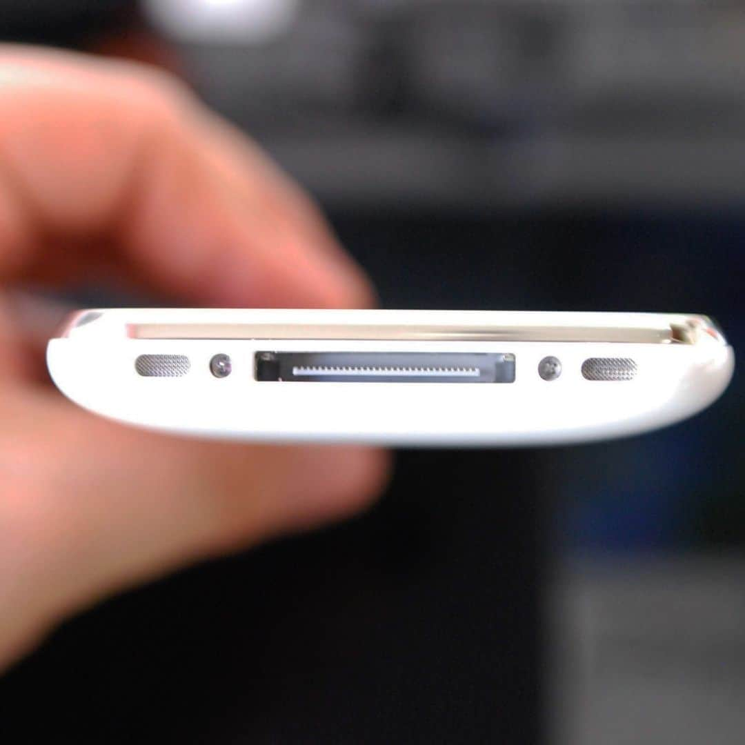 松村太郎のインスタグラム：「30-pin dock connector, #iPhone 3G.」