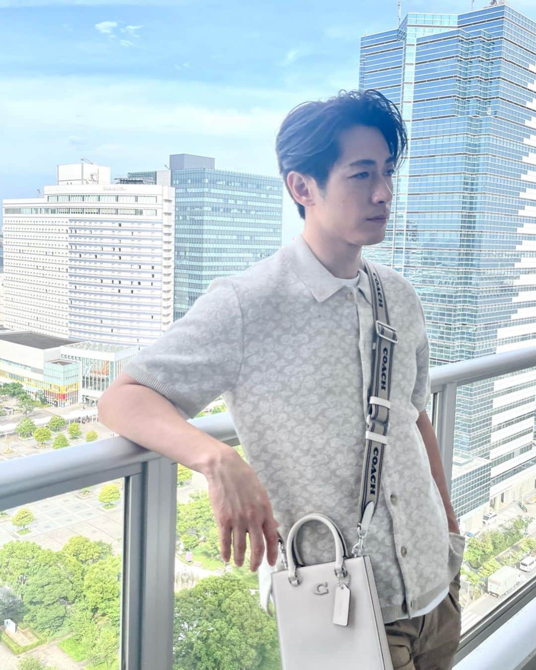 のインスタグラム：「🤍  #COACH新作 #トート16 @Coach, @coach_japan  トレンドのデュアル感、ミニマルなデザインのバッグ。ストラップをアレンジすれば、広がるスタイリングのバリエーション。  #CoachJapan #CoachNY #コーチバッグ #DeanFujioka  #ディーンフジオカ  #藤岡靛」