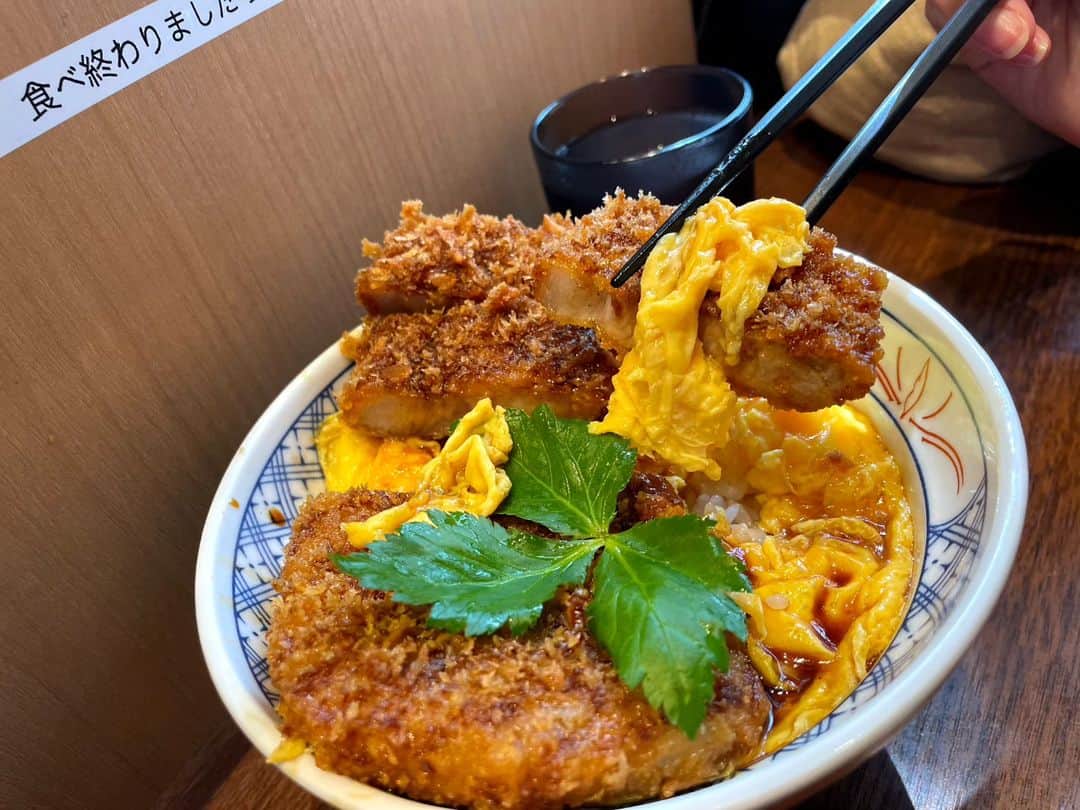 松浦麻里奈のインスタグラム：「@tojinaikatsudon_kanda うんまーーーっっ♥✨ カツ丼は人を幸せにする神田店へ！！  店名にもなっているように玉子で「とじない」カツ丼🥺💯 とんかつがかつ丼と思えないくらいサクサクしていて、お肉が柔らかァィ🎉  トンカツとご飯の間にはフワフワのオ ムレツ状の卵が敷き詰められていて トンカツと食べると、さらに２度うま！  食べ終えると丼の底には「幸せッ」の文字が😁⭐  #カツ丼は人を幸せにする #とじないカツ丼 #神田グルメ #カツ丼 #PR」