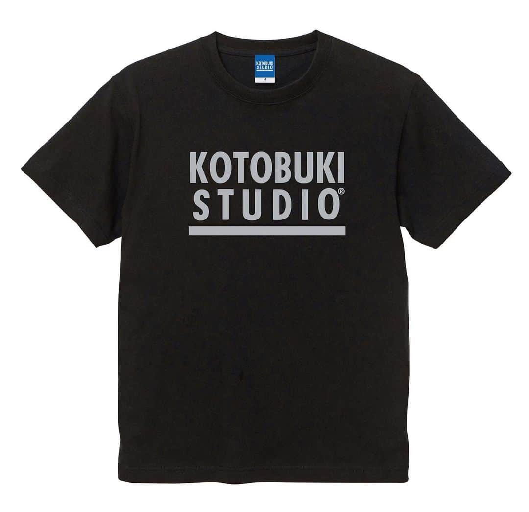 江口寿史のインスタグラム：「続いてお馴染みのKOTOBUKI STUDIO Tシャツ。これまでぼくの展示や、かせきさいだあさん& BEAMSとのコラボ等で何色ものバージョンを出してきましたが、今年は「黒に銀ロゴ」と「白に金ロゴ」。あったようでなかった、自分が欲しかったやつ😁」
