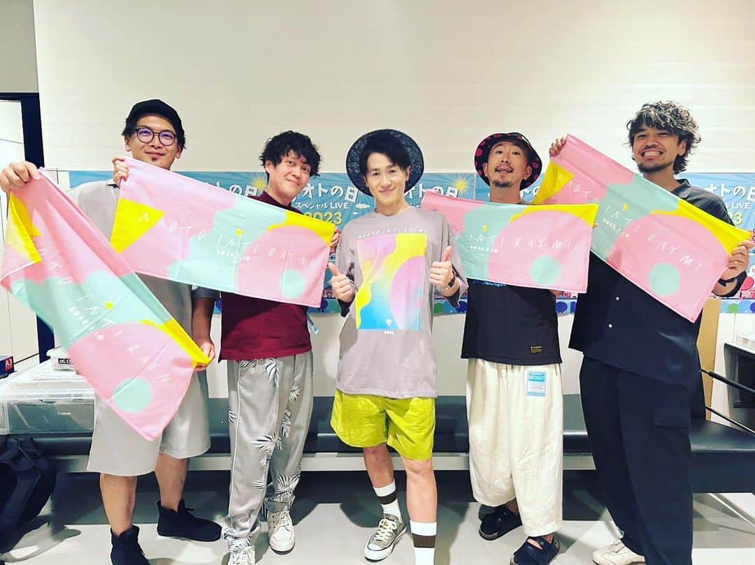のインスタグラム：「ナオト・インティライミさんのライブを観に行ってきました！  昨日7/10はナオト(710)の日という事で、特別なスタイルのライブ。  ナオトさんの完全弾き語りで、しかも開演から終演まで本人の中でも何を歌うかは完全にノープランとのこと。 その場の会場の雰囲気やご本人の気分などで作られていくセットリスト。  なのにトークも含め、ライブの完成度の高さに度肝を抜かれました👀 全部ノープランだなんて信じられない…。  終演後にナオトさんと少しだけお話しさせていただいて、記念写真も撮らせていただきました📷 嬉しすぎる🥹  8/6に共演させていただけることが今からめちゃくちゃ楽しみです！  #ナオトインティライミ  #wacci」