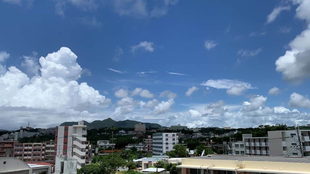パッション屋良のインスタグラム：「そうそう！ これこれ！ 雲があって晴れてるのが沖縄の空って感じだよね！  歩いてて雲で影になると一瞬涼しくなるのが気持ちいいんだよねー。  #タイミング良くお昼のチャイムが鳴った」