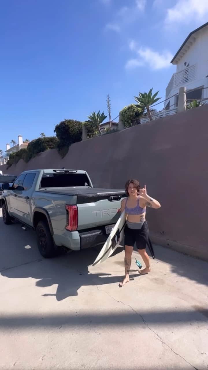 ジョーディン・バラットのインスタグラム：「been having lots of fun at home lately! blue skys, warm water and some swell makes me 😁🤌🏼 thanks to my @teamtoyota Tundra for getting me to everywhere i need to be! 🛹 🏄🏼‍♀️ 🐶 🛻  also, if you are looking for some new country music to jam to, check out my good friends new album “Freeloader” @carterfalco !! thanks for the great tunes 🤙🏼 #toyotaparter」