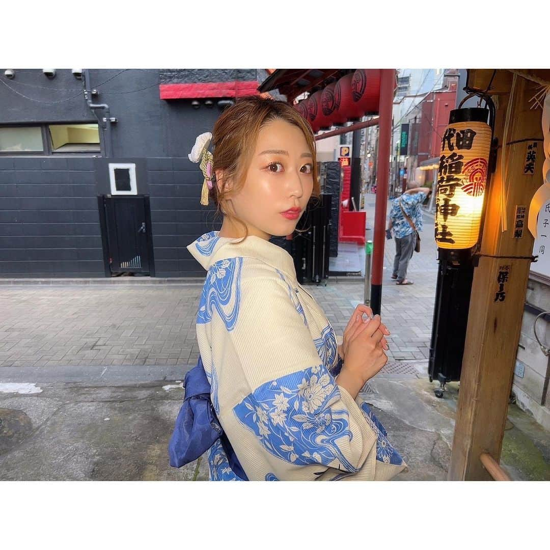 川崎芹奈さんのインスタグラム写真 - (川崎芹奈Instagram)「🌻ヤングスナック-芹奈-6周年イベント🌻 7/6.7.8の３日間、来てくださった方、差し入れや、お酒、スタンドフラワーなどこの日を盛り上げてくださり本当にありがとうございました😆✨  人生で初めて、燃え尽き症候群を感じたくらいものすごく楽しかったです🤣(1日で治りました)  お店を始めてまるっと６年がたち、 半分くらいの常連さんはオープン当初からいてくれてるんじゃないかな？と思います。 紛れもなく一緒にヤンスナのベースを作ってきてくれた皆さんなのでとっても感謝の気持ちでいっぱいです。  コロナが開けてきて、何年かぶりに来てくれたお客様や最近知ってきてくれた方、2.3年の付き合いになるお客様。 時間はそれぞれだけど、今のヤンスナを楽しんでくれる皆さんがとっても愛おしいです。  私が何があっても孤独を感じることなく過ごせているのは わたしのことを理解して味方でいてくれるみんなのおかげです。  そんなみんなにとってヤンスナがいつまでも暖かく居心地の良い場所であれるようにこれからも努めていきます✊✨  1日ママ共々、 ７年目もよろしくお願いします😌  まだ行けてないなあ🫠 って方、後祝いも大歓迎です💓😆  芹奈ママ」7月11日 12時44分 - serina_yss