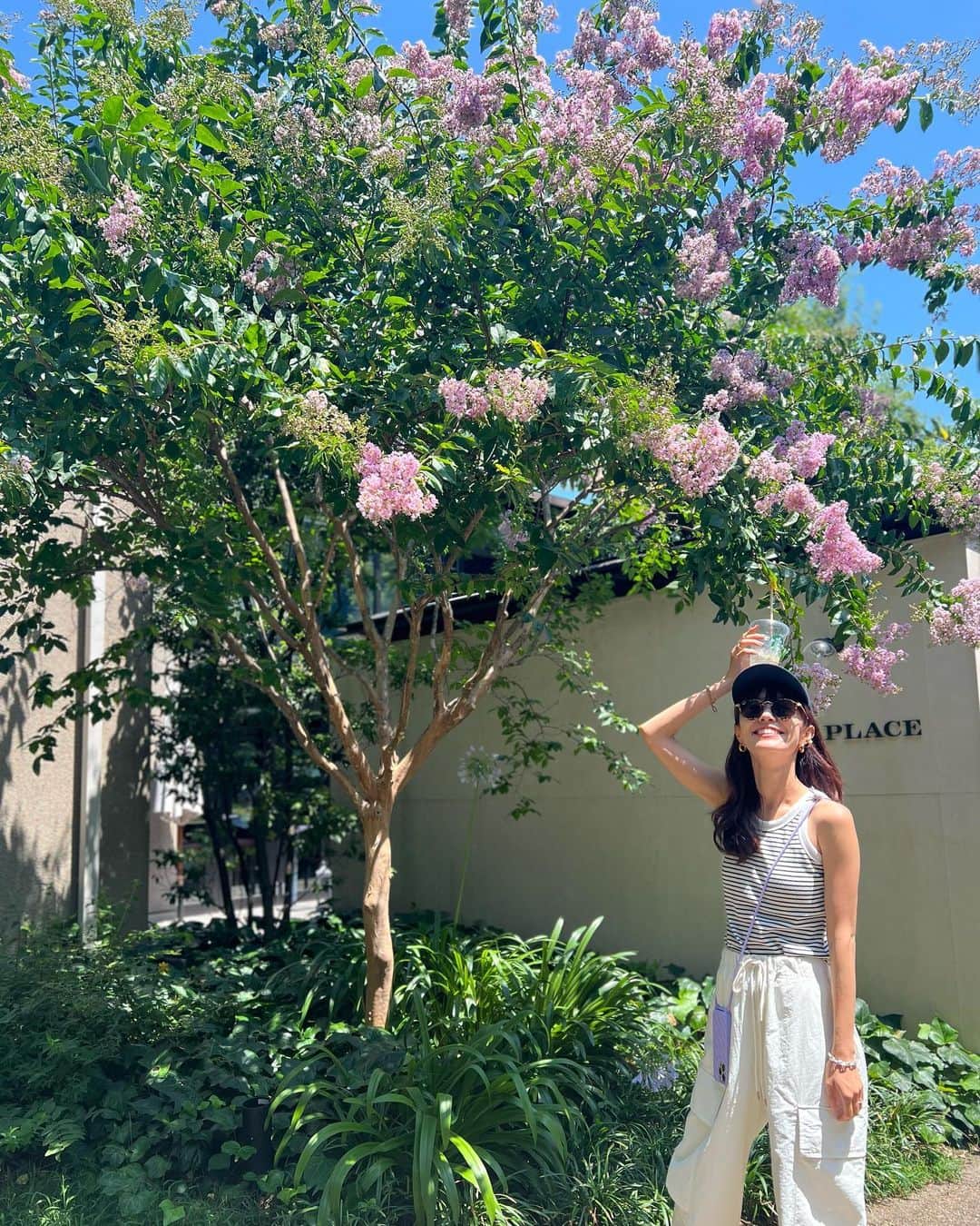 菊井彰子のインスタグラム：「暑くてほぼ毎日タンクトップ🎽笑 @coca_official_store のアメスリが激安だけど形良くて去年から色違いで買い足してる♡ 楽天で購入してます。  娘送ってお迎えまで束の間のプラプラ☀️  お洒落な代官山からの 炎天下の中、並んだ街中華。 ギャップが激しいな🤣 池尻大橋駅にある人気店の【鶏舎】の冷やしネギ蕎麦とレバニラと餃子最高だったなぁ〜🍜🥟🍺 しかし、食べすぎ注意報🤣🤣🤣  #アメスリタンク  #鶏舎  #冷やしネギ蕎麦  #ママコーデ  #ママコーディネート  #女の子ママ #女の子のママ  #ママファッション  #mamafashion #ootd #ootdfashion #ootdstyle」