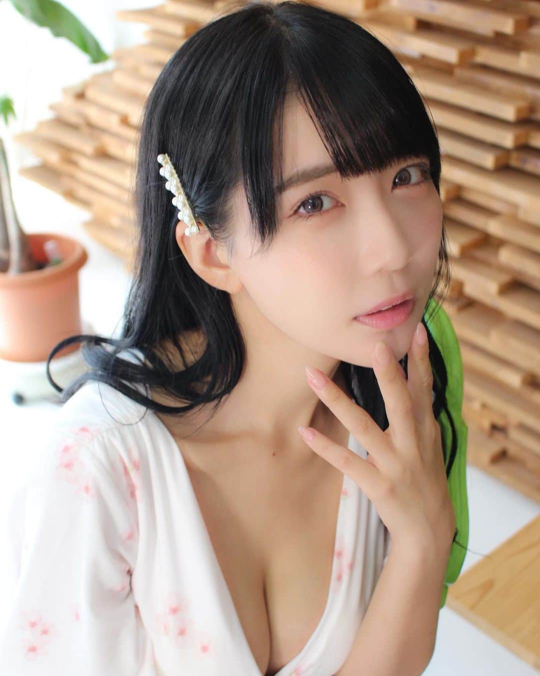 天羽希純のインスタグラム：「お仕事頑張ってる？💜  #部屋着 #水着 #ビキニ #グラビア #gravure #bikini #プール #海 #巨乳 #フェチ #泳装 #おしり #くびれ #太もも #Japanesegirl #cosplay #cosplayer #コスプレ #swimwear #lingerie #內衣 #selfie #수영복」