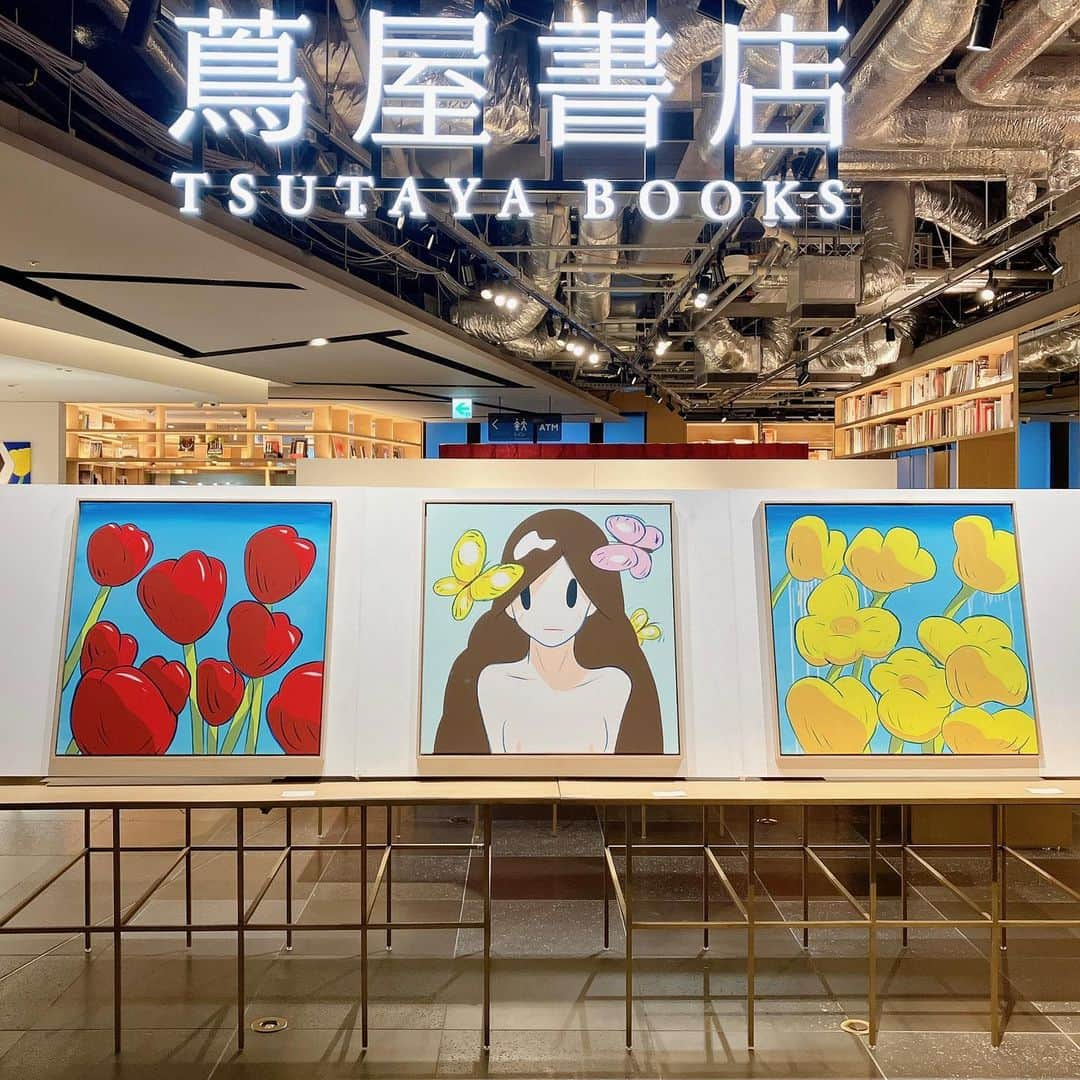 銀座 蔦屋書店さんのインスタグラム写真 - (銀座 蔦屋書店Instagram)「【展示】TAKERU AMANO EXHIBITION “A Midsummer Night's Dream”  鮮やかな青や黄色の色彩、構図は風通しがよく、夏のはじまりを連想させて、とても幻想的で美しい。  しかし、作品に描かれる女神の物憂げな表情は無愛想にも見え、まるで夢であることを理解しているようにも見える。 ＜Collection of Art＞  [アーティストプロフィール] 天野タケル (あまの たける) 天野タケルは1977年東京都生まれ。97年に渡米し、ニューヨークで版画を学ぶ。宗教画や静物画などの伝統的な題材とポップ・アートが融合する、「NEW ART」と呼ぶ独自の表現方法で作品を制作している。黄色やピンクといった明快な色彩を背景に、簡略化された線で描く人物画や、どくろやろうそくによってはかなさを表した作品などを、東京、香港、ニューヨーク、ロンドン、パリほか国内外で発表。また、アーティストのCD／LPジャケットやアパレルへのアートワークの提供など様々なコラボレーションも展開している。2020年に初の作品集『ICONS』（SHIBUYA TSUTAYA）を出版。  [販売について] 作品は銀座 蔦屋書店店頭、アートのオンラインマーケットプレイス「OIL by 美術⼿帖」にて販売中です。  ▶OIL by 美術手帖 https://oil.bijutsutecho.com/artist/1328  ●ネオシルク作品 【FLAMED】『Venus & Flower』 7月中旬~下旬発売予定 ED50 ＊作品情報詳細、7月中旬発表予定  【展示】TAKERU AMANO EXHIBITION “A Midsummer Night's Dream” 会期 2023年7月8日(土) - 2023年8月11日(金) ※終了日は変更になる場合があります。 時間 10:30～21:00 場所 銀座 蔦屋書店 インフォメーションカウンター前 主催 銀座 蔦屋書店 問い合わせ先 03-3575-7755    ▶詳細はこちら https://store.tsite.jp/ginza/event/art/34543-1015150628.html  #天野タケル #現代美術 #現代アート #コンテンポラリーアート #ストリートアート #グラフィティー #現代美術 #現代アート #展覧会 #TakeruAmano #streetart #graphity #contemporaryart #contemporaryartist #当代艺术 #tokyo #tokyoart #tokyoartgallery #ginzasix #gsix #銀座 #蔦屋書店 #ginza #銀座蔦屋書店 #ginzatsutayabooks #tsutayabooks @takeruamano」7月11日 12時54分 - ginza_tsutayabooks