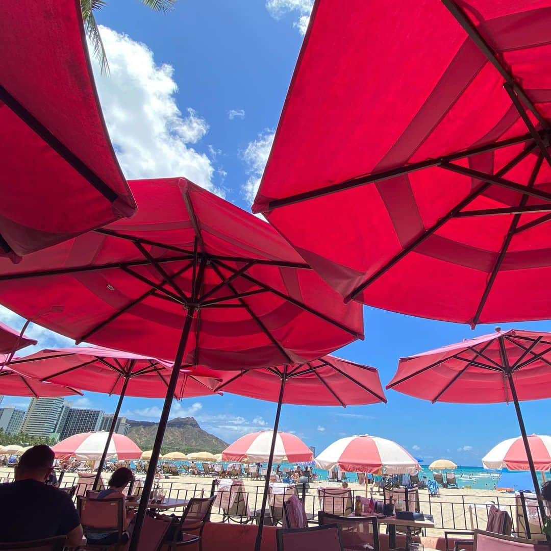 小尾渚沙さんのインスタグラム写真 - (小尾渚沙Instagram)「ロイヤルハワイアンホテルのビーチサイドにある、 🌺「Mai Tai Bar」🌺  ワイキキビーチに面した絶好のロケーションに、ピンクパラソル…💕 ピンク大好きなので、とってもテンション上がります😍💕  トリュフポテトが美味しすぎて、止まりませんでした〜🤤💕 . . #時差投稿 #ハワイ #ハワイ旅行 #新婚旅行  #maitaibar #マイタイバー #ロイヤルハワイアンホテル  #ピンクパレス #トリュフポテト #ハワイグルメ #ワイキキグルメ #旅 #旅行 #hawaii #waikiki #honolulu #honeymoon  #trip #フリーアナウンサー #小尾渚沙」7月11日 12時47分 - obi_nagisa