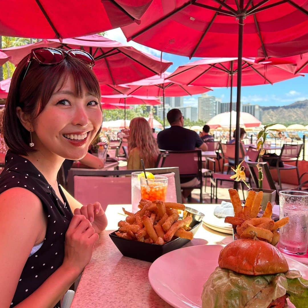 小尾渚沙のインスタグラム：「ロイヤルハワイアンホテルのビーチサイドにある、 🌺「Mai Tai Bar」🌺  ワイキキビーチに面した絶好のロケーションに、ピンクパラソル…💕 ピンク大好きなので、とってもテンション上がります😍💕  トリュフポテトが美味しすぎて、止まりませんでした〜🤤💕 . . #時差投稿 #ハワイ #ハワイ旅行 #新婚旅行  #maitaibar #マイタイバー #ロイヤルハワイアンホテル  #ピンクパレス #トリュフポテト #ハワイグルメ #ワイキキグルメ #旅 #旅行 #hawaii #waikiki #honolulu #honeymoon  #trip #フリーアナウンサー #小尾渚沙」