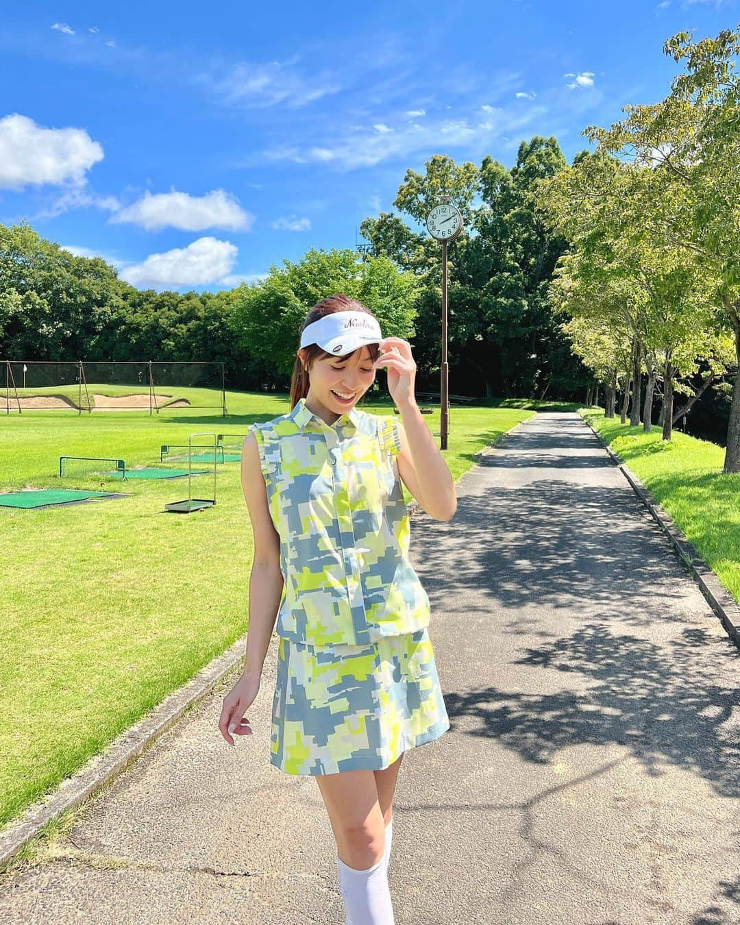 高沢奈苗のインスタグラム：「.  @lanvin_sport_official セットアップ💛  袖部分のフリルとか色味とかお上品で かわいいっ😊  汗でベタつかないサラッとした素材で 夏のお気に入りウェア🌻🤍  .  .  #lanvinsport #golf #golffashion #newerajapan #neweragolf #ランバンスポール #夏ゴルフコーデ #ゴルフ女子 #大人かわいいゴルフウェア #ニューエラ #サンバイザー」