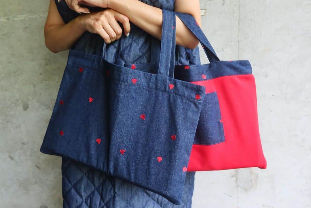 Mai Wakimizuのインスタグラム：「ついについに完成したハートデニムbag＼(^o^)／リバーシブルで裏側はスウェット素材♡blueデニム×redハートともう1色blackデニム×grayハートもあります♡絶対2色ゲットする♡ bag:#linkable @linkable_official(8月予約販売予定)」