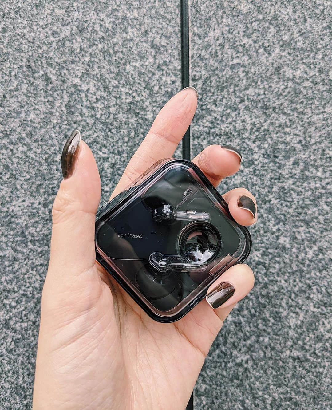 maai0528のインスタグラム：「〻👩🏻🐕‍🦺🛹📱 Ｍy favorite‥🎧 いつも使ってるイヤホン おまつにあげたから ブラック新調。 ． 持ち運びも便利で 音も良いから 外出の時は欠かさず付けてる。 ． ． ． #nothingear #withNothing  #ナッシングテック  #ナッシングイヤー2 #ワイヤレスイヤホン」