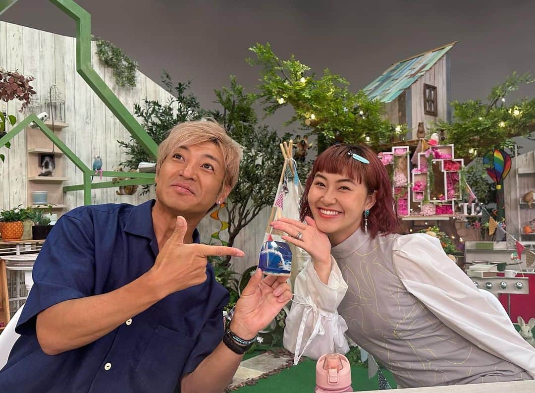 つるの剛士のインスタグラム：「— 今朝ね、生放送前に 村上佳菜子ちゃんが  「つるのさん遅れましたがお誕生日おめでとうございました！」 と2ヶ月時間差誕生日プレゼントを😭  嬉しいなあ。。 なんてかわいい置物なんでしょ。。 金髪サーファーさんがひとつしかなかったんですって。 一生懸命選んでくれたんだろうなあ。。 どこに飾ろっかなあ。。  佳菜ちゃんありがとうね。  いい波に乗れる気がします！  それにしてもステキな作品だなあ。。  #村上佳菜子 @kanako_m_official  #東海テレビ @thk_switch」