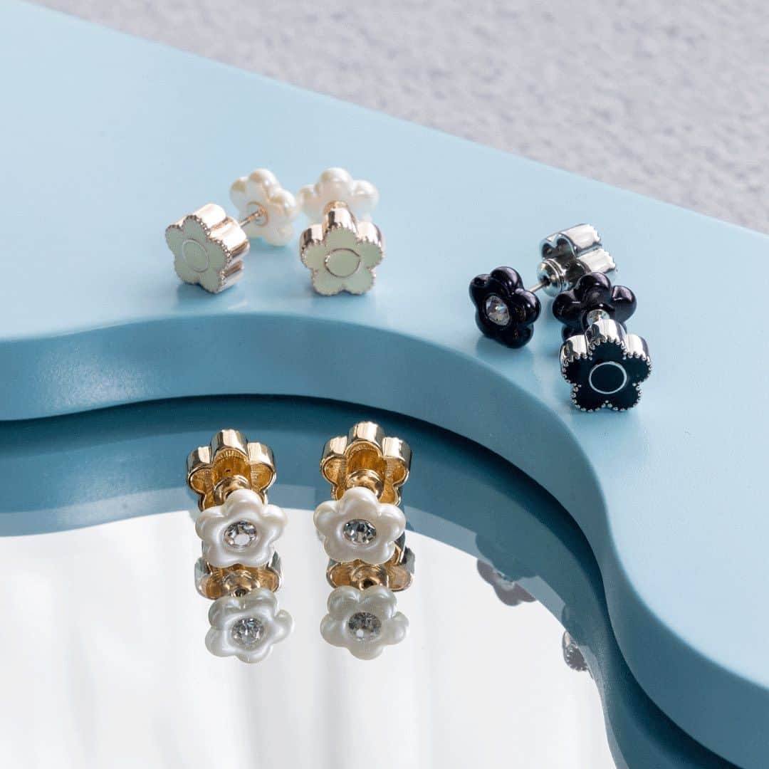 MARY QUANT officialのインスタグラム：「- デイジー型のトップとキャッチを 自由に組み合わせて楽しめる リバーシブル仕様のピアスが登場 - #パールデイジーデュオピアス - ONLINE SHOP SPECIAL THANKS DAYS 開催中！！ オンラインショップ限定で 今なら全品10％OFF！ ※一部商品は対象外です - #MARYQUANT #2023AUTUMN #NEWITEMS #FASHION - #マリークヮント #ピアス #アクセサリー」